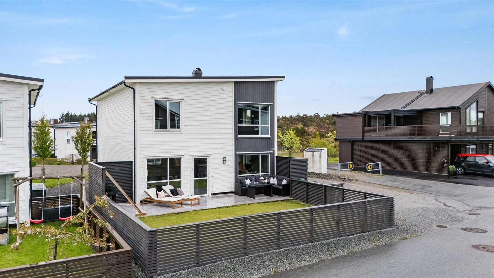 Pent opparbeidet og lettstelt tomt med gruset gårdsrom hvor en har utvendig bod, koblingspunkt for spylerslange og elbillader fra 2025. Galleribilde