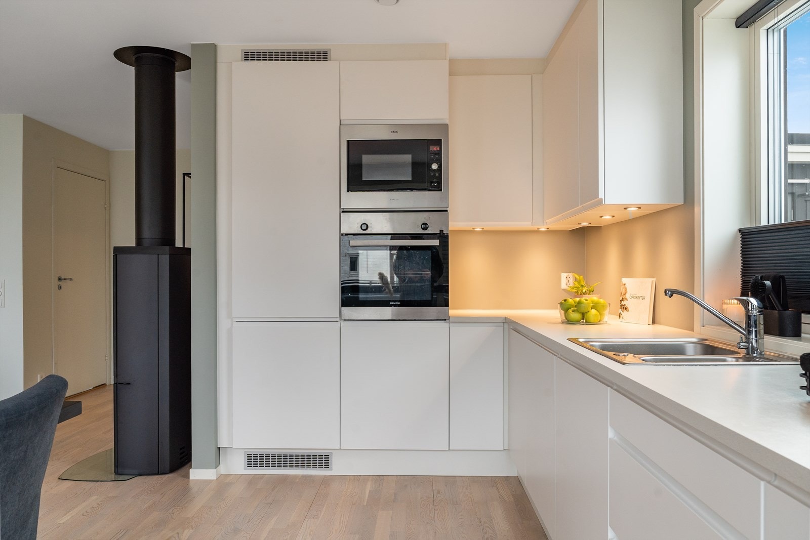 Kjøkkenet har integrert mikro (Satt inn i 2021, mikro er eldre), oppvaskmaskin, komfyr, platetopp og kjøl/fryseskap. Ventiator i stål på vegg. Galleribilde