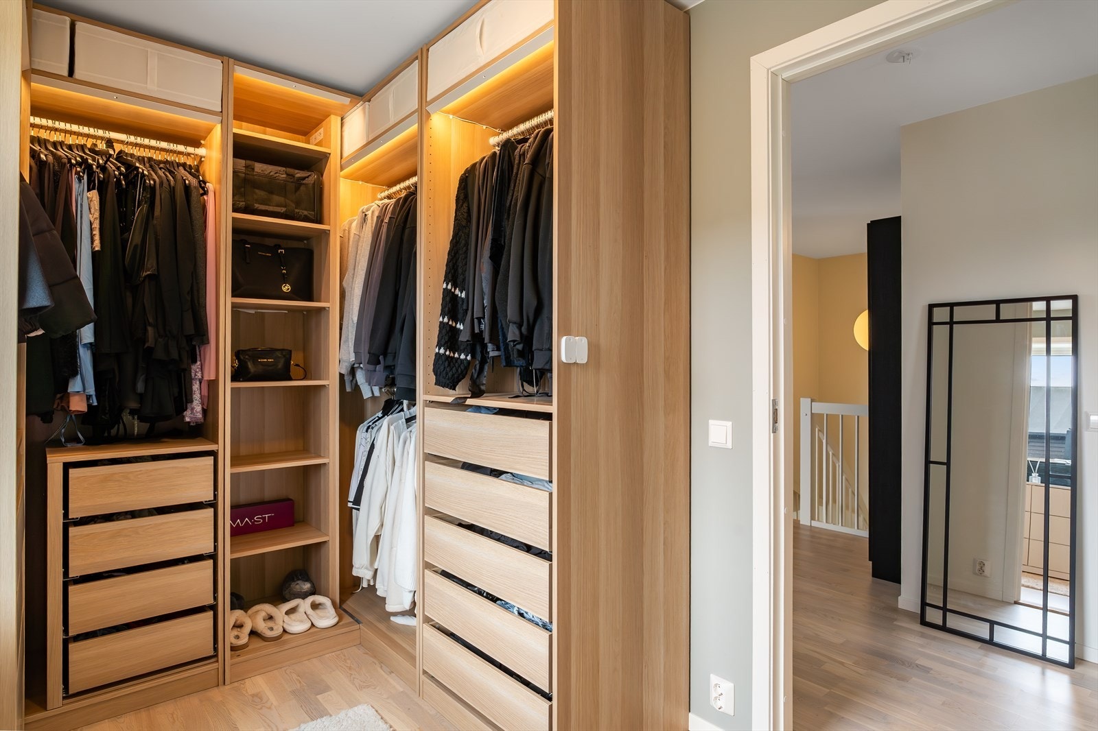 Ett av soverommene er i dag innredet som et praktisk garderoberom/walk-in-closet, noe som gir boligen ekstra funksjonalitet og oppbevaringsplass. Galleribilde