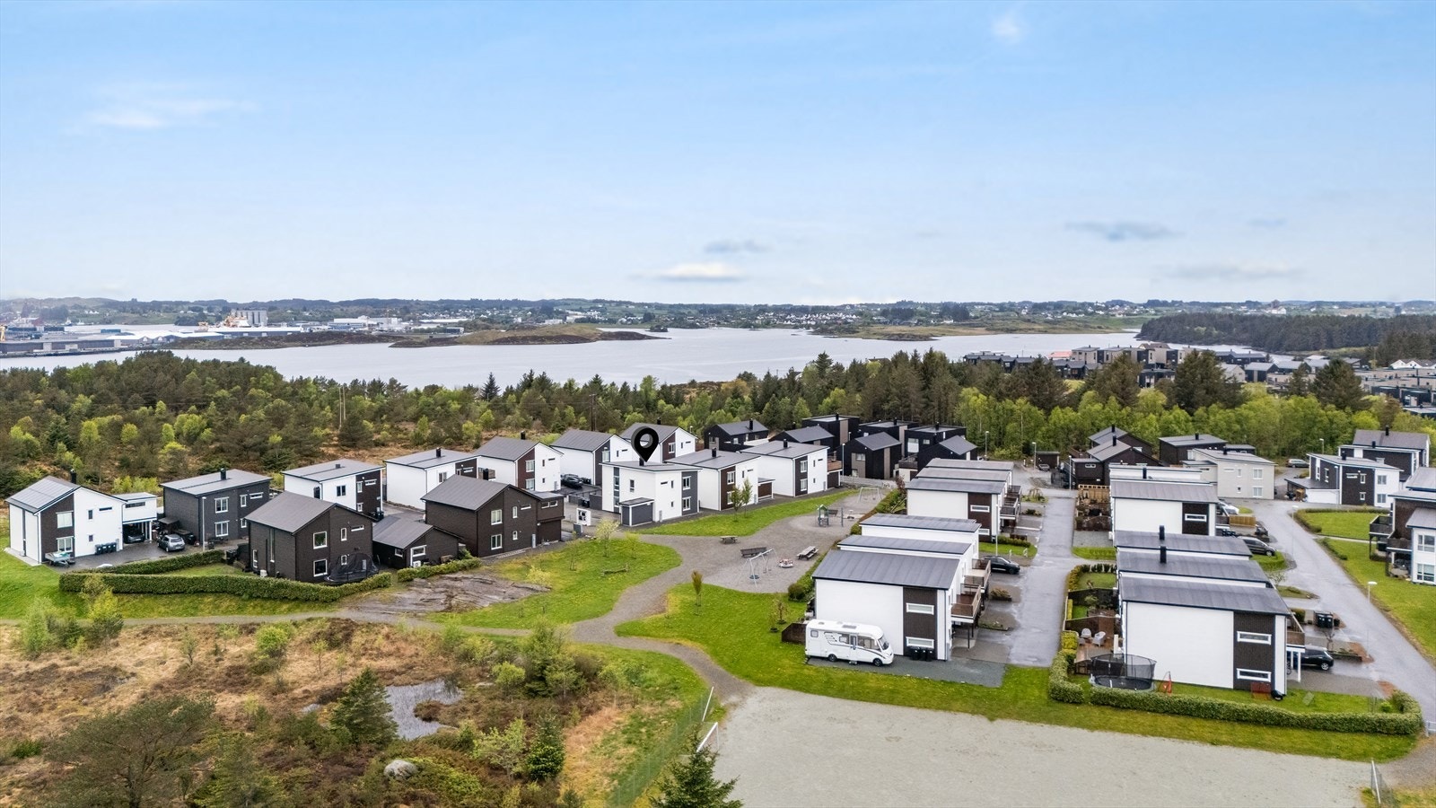 Om sommeren kan man nyte fine badeplasser ved Vormedalsvatnet, og det er kort vei til idylliske Lindøy med strand, toaletter og grillplass. Galleribilde