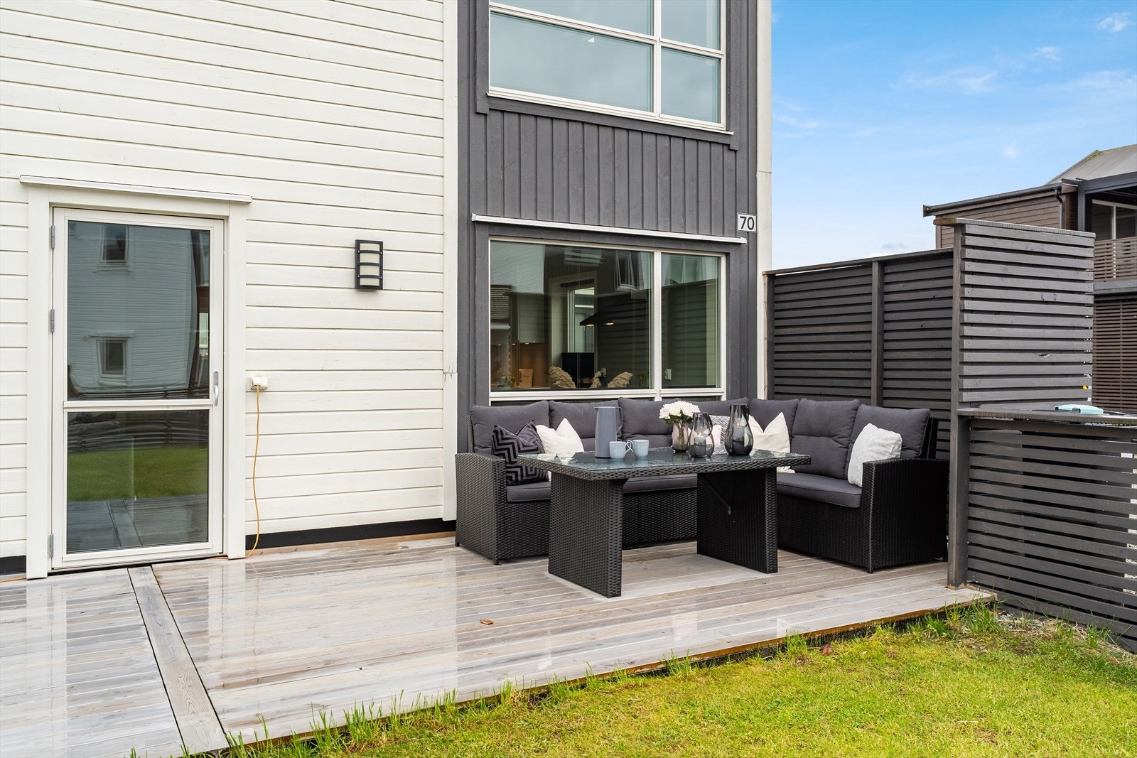 Boligen har en flott terrasse med gode solforhold og god plass til både sittegruppe og spiseplass. Galleribilde