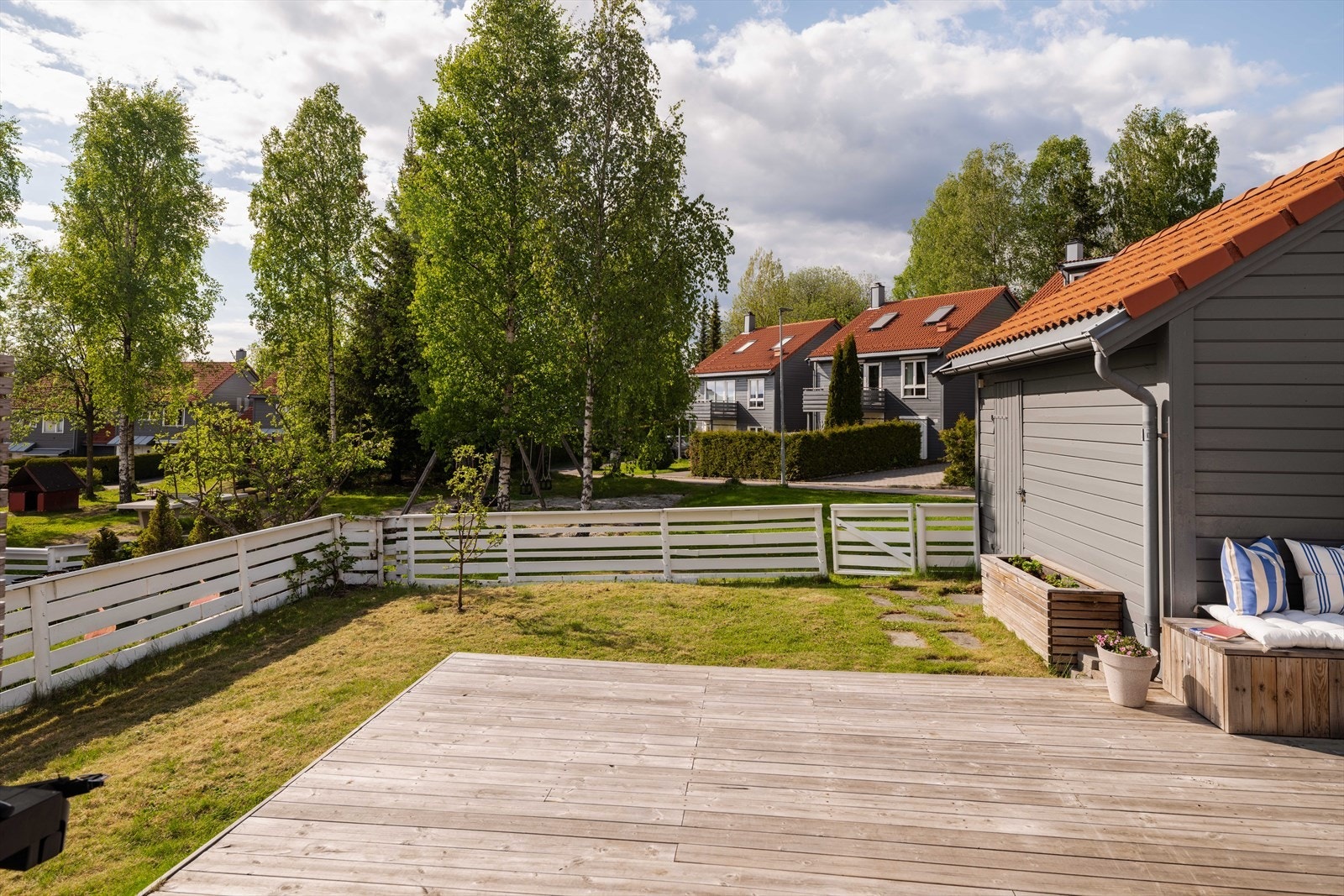 Tomten er flat og lettstelt, og på den store terrassen kan dere nyte sommerdagene med direkte adkomst til hagen. Galleribilde