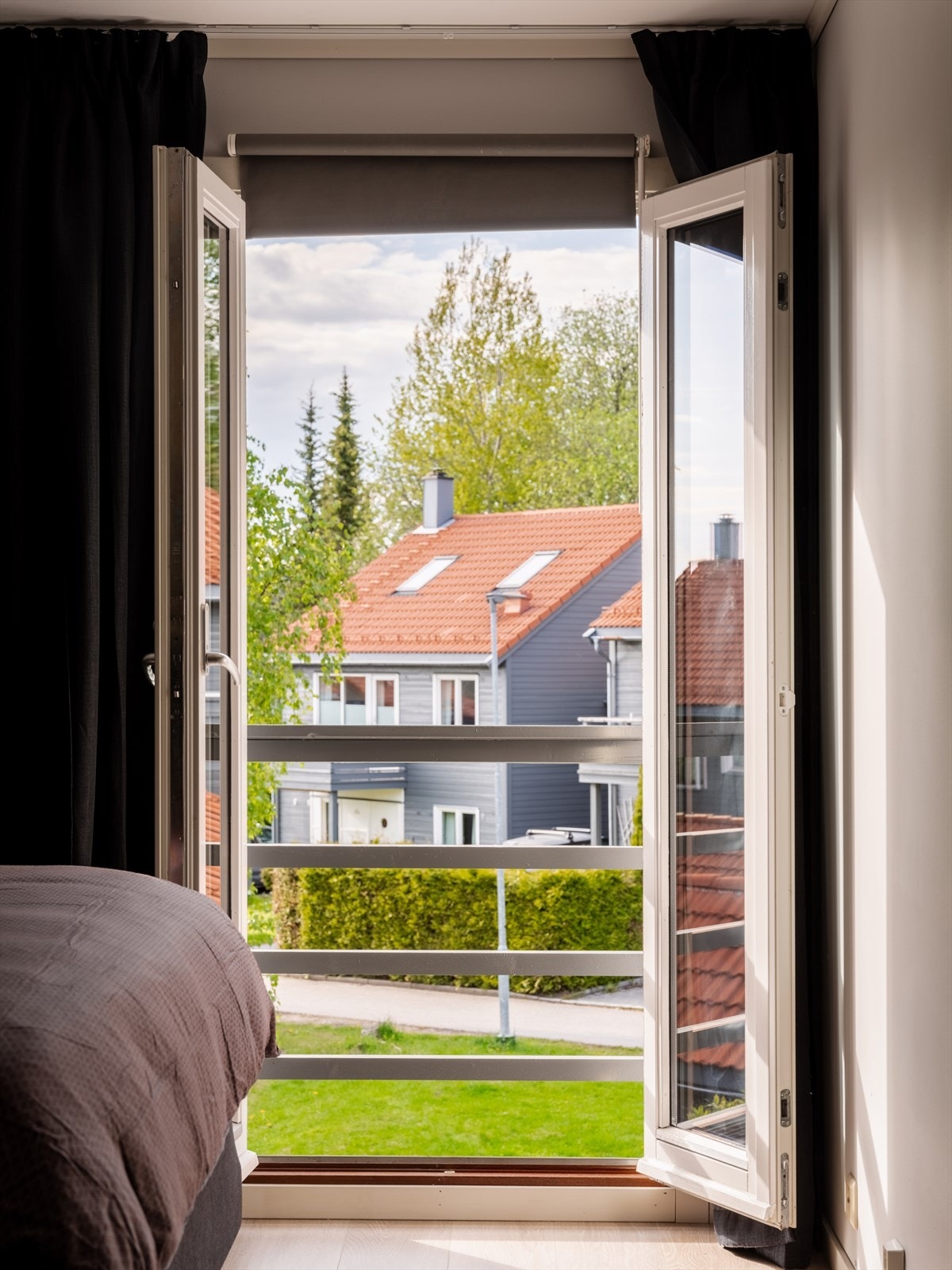 Utenfor ser vi et rolig og frodig nabolag. Galleribilde