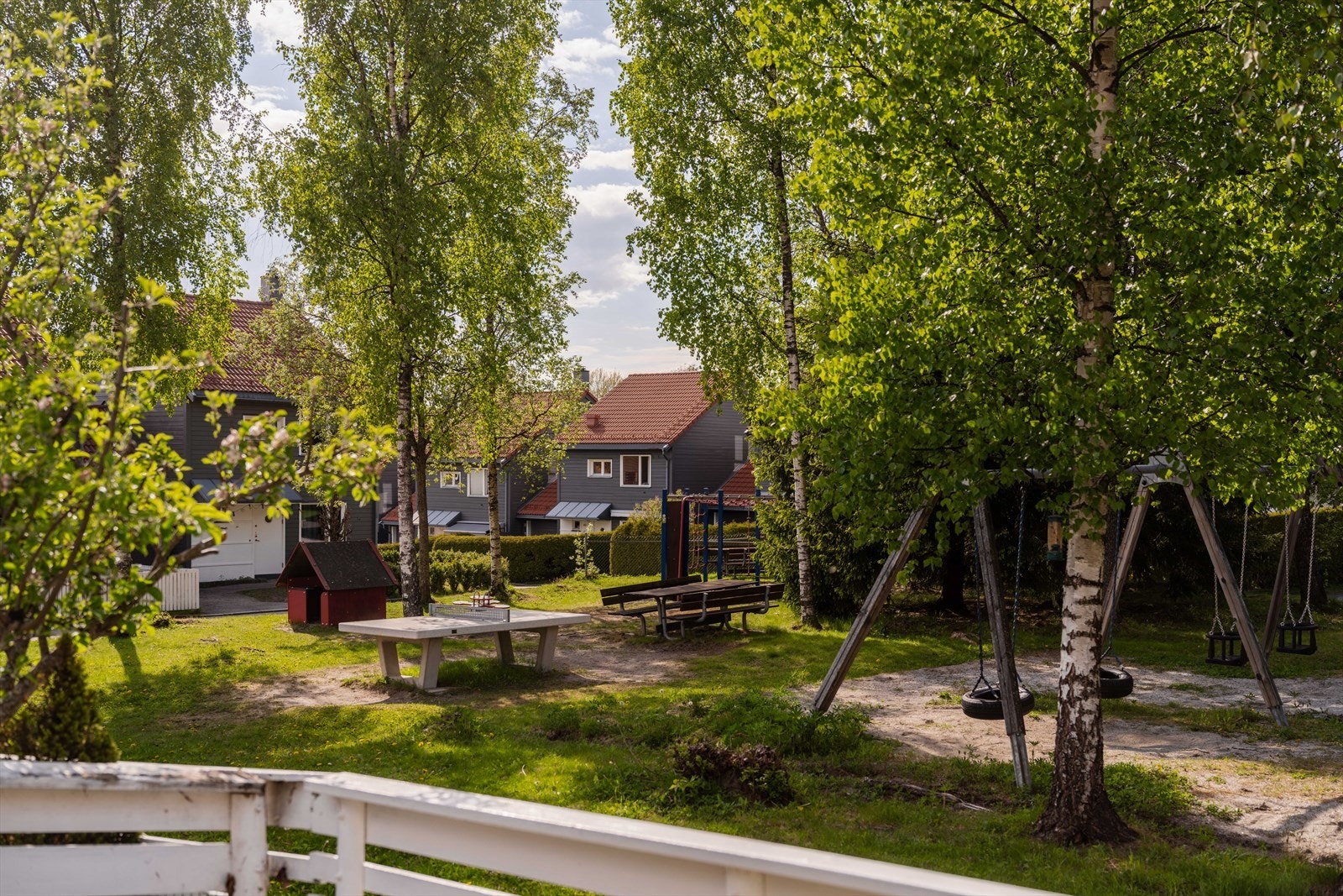 Beliggenheten er svært barnevennlig, med lekeplass rett på andre siden av gjerdet. Galleribilde
