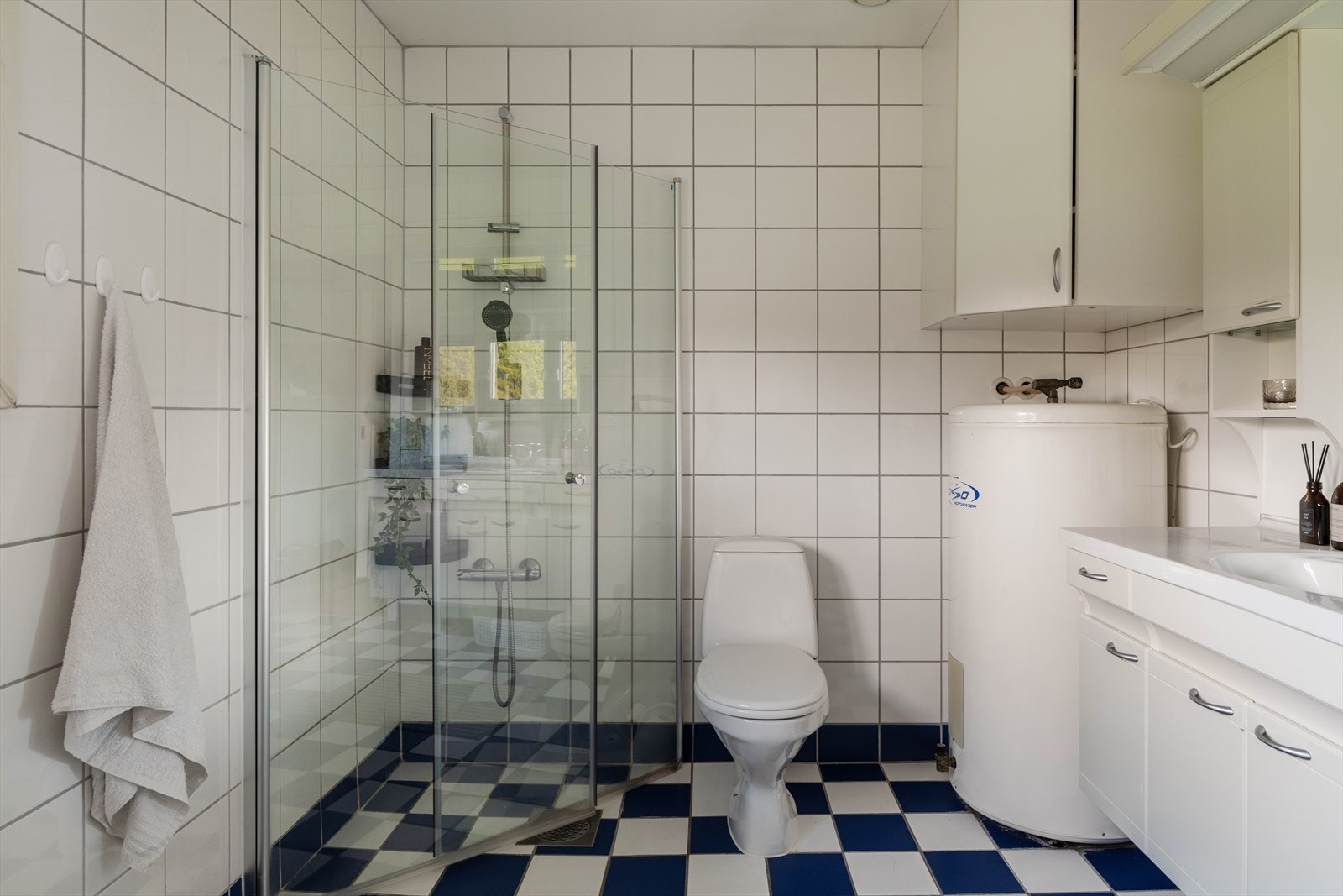 Et bad av god størrelse med romslig baderomsinnredning. Galleribilde