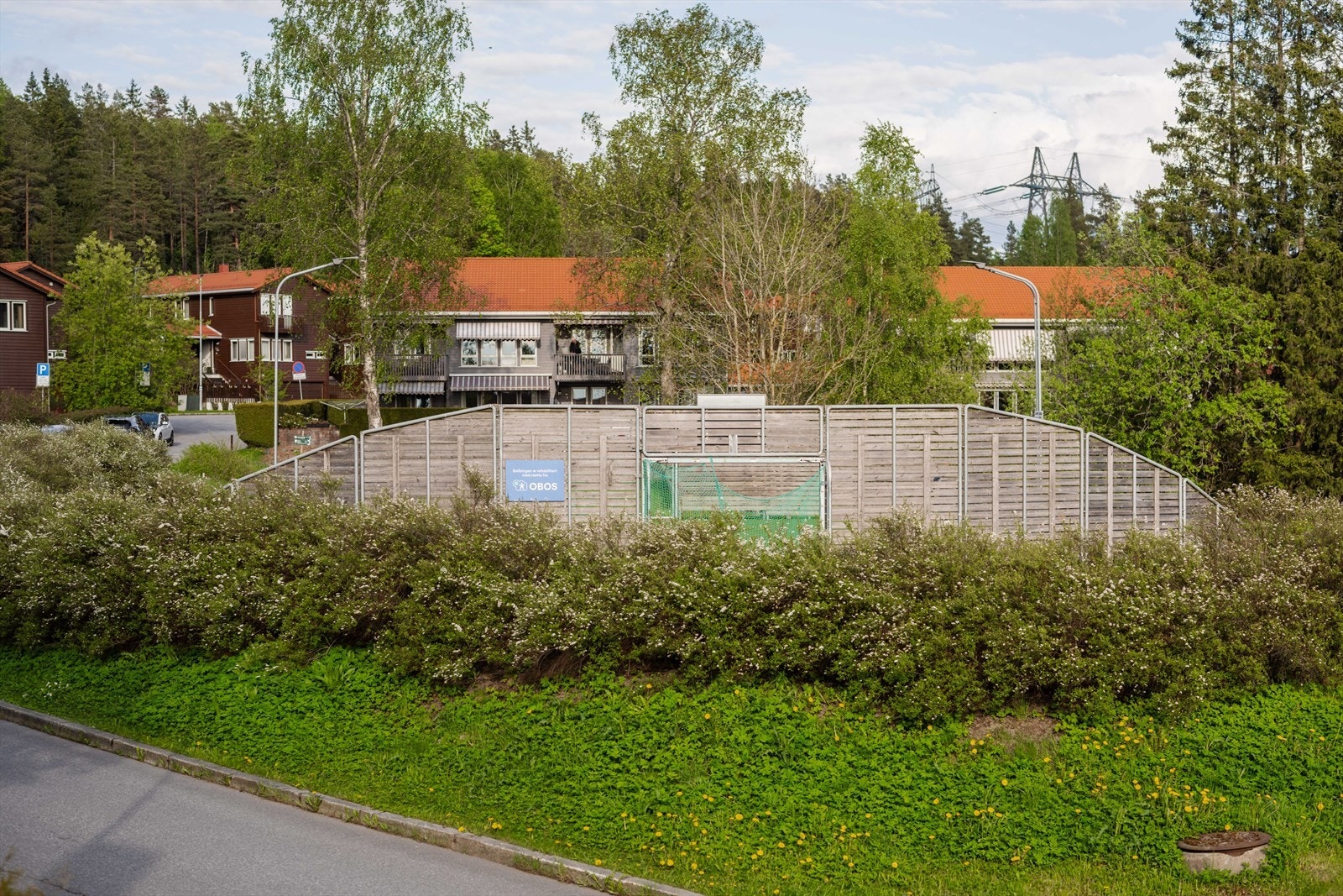 Her bor dere i et etablert og barnevennlig område med hovedsakelig rekkehus og eneboliger, omgitt av grønne omgivelser. Galleribilde