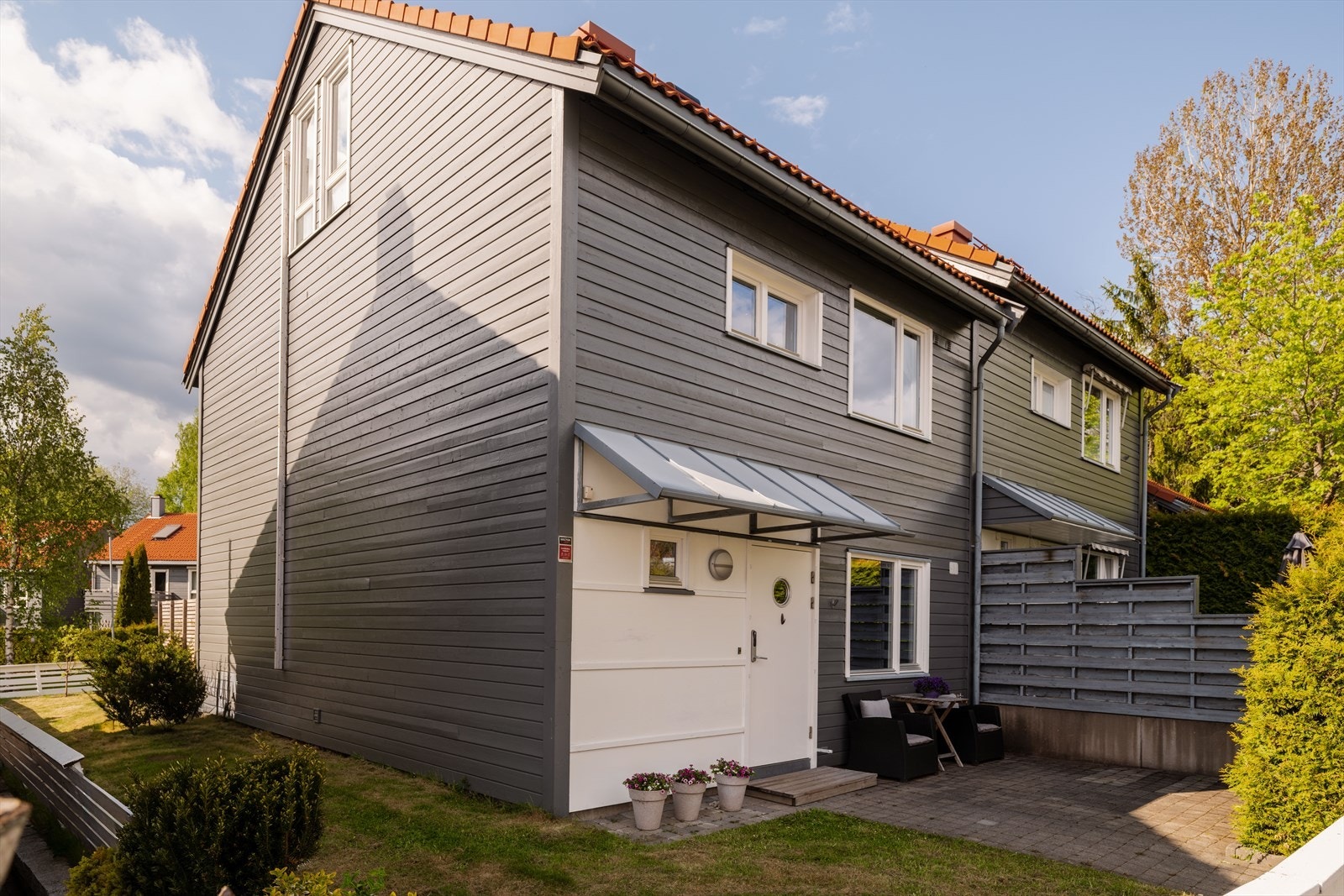 Hagen strekker seg rundt huset og helt frem til inngangsdøren - velkommen hjem! Galleribilde
