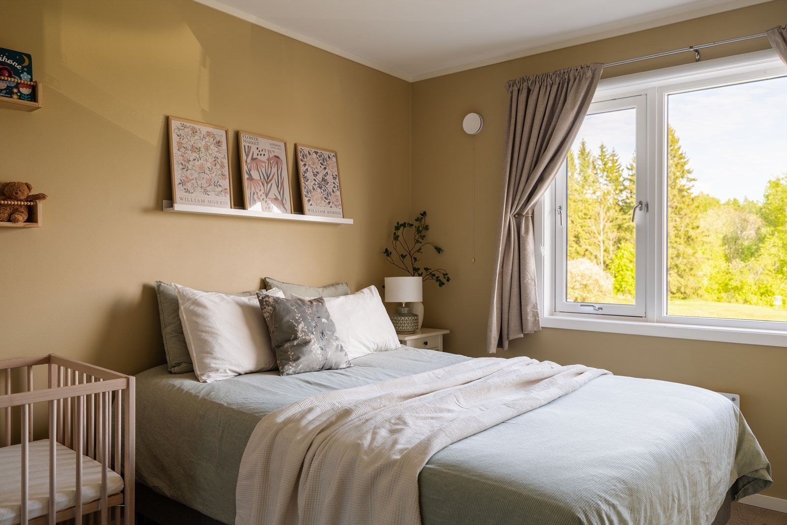 Videre til et flott soverom med mange innredningsmuligheter. Galleribilde