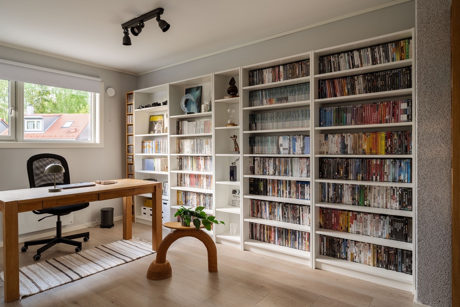 Etasjens tredje soverom benyttes i dag som kontor og bibliotek. Galleribilde