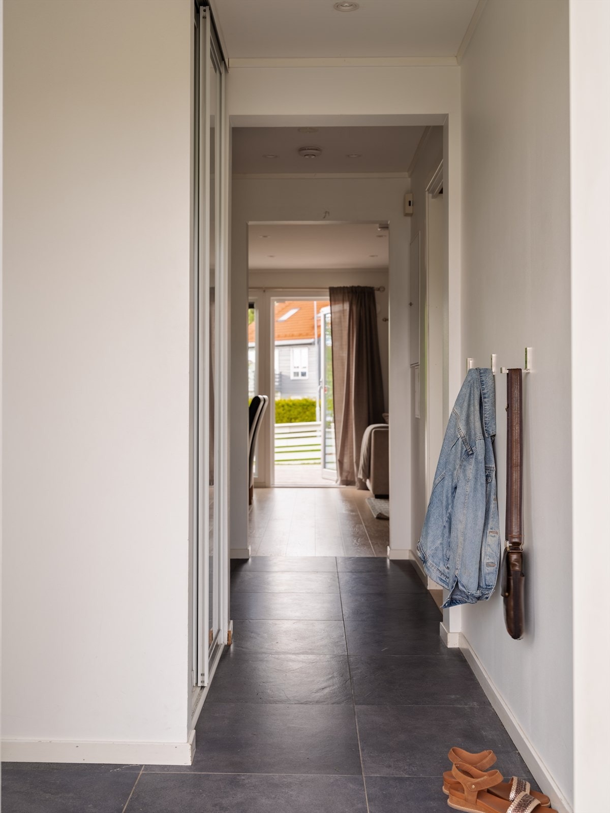 Bak inngangsdøren blir dere møtt av en lys entré med garderobe for både yttertøy og sko. Galleribilde