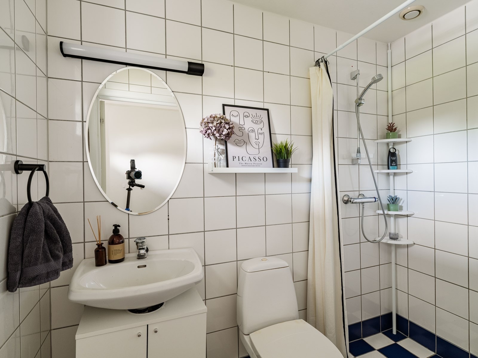 Bad i 1. etasje med flislagte overflater og varme i gulv. Galleribilde