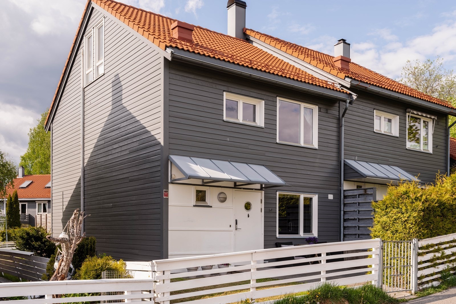 Dette er et innholdsrikt og innbydende hjem med god boltreplass for hele familien. Galleribilde