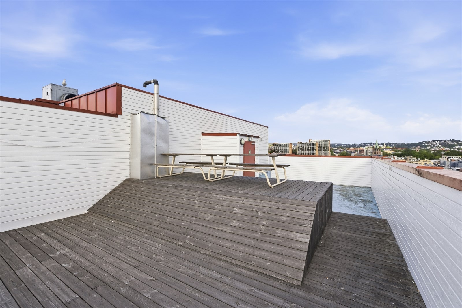 Beboerne har tilgang til en flott felles takterrasse med panoramautsikt over Oslo by, som kan bookes til private arrangementer og spesielle anledninger. Galleribilde