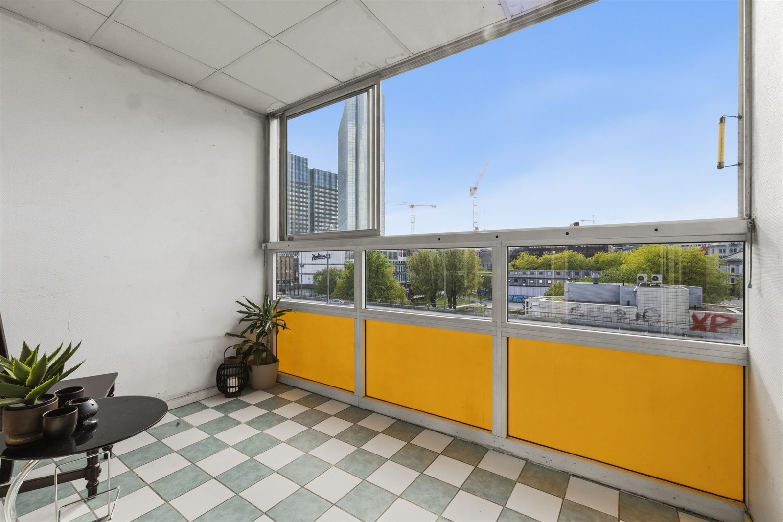 Boligen har en herlig vestvendt balkong med svært gode solforhold helt til solnedgang. Galleribilde