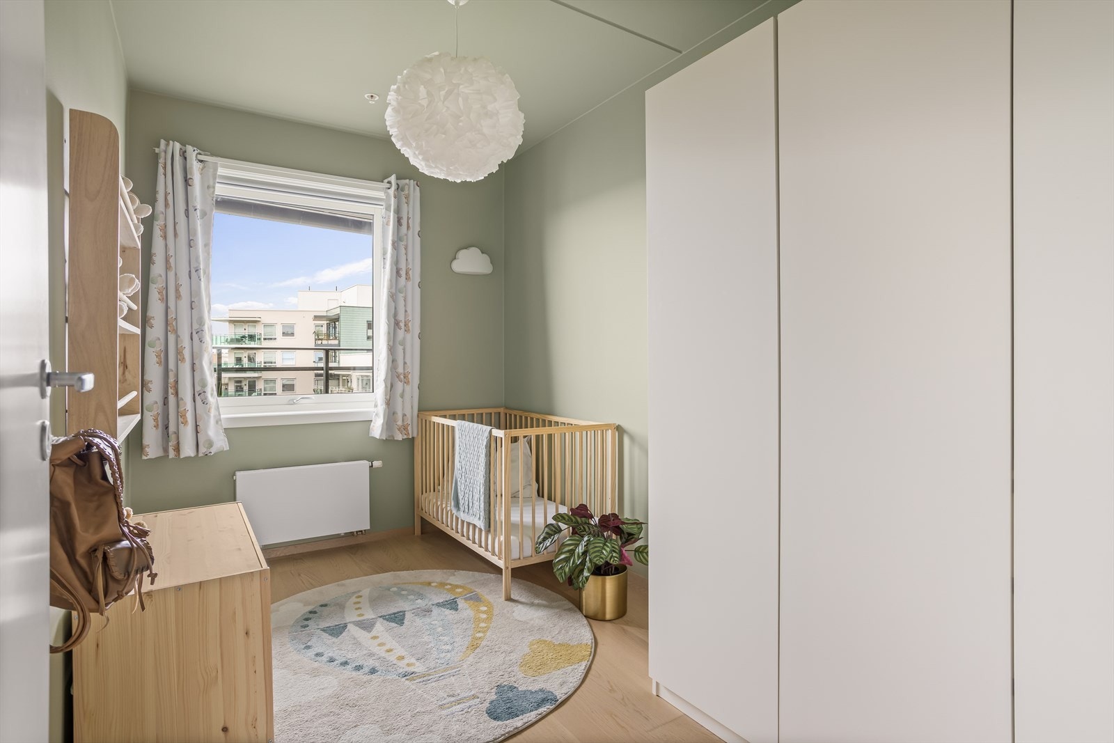Soverom II har plass til dobbeltseng og garderobe - ellers perfekt som barnerom, gjesteværelse eller kontor Galleribilde
