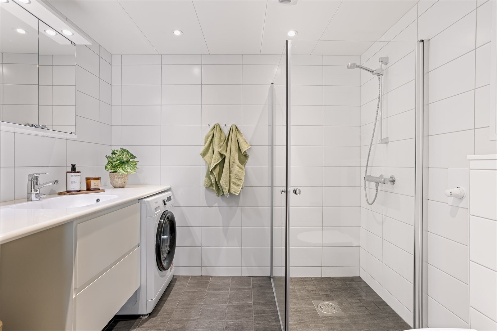 Delikat flislagt baderom med vannbåren varme i gulv og downlights i himling Galleribilde