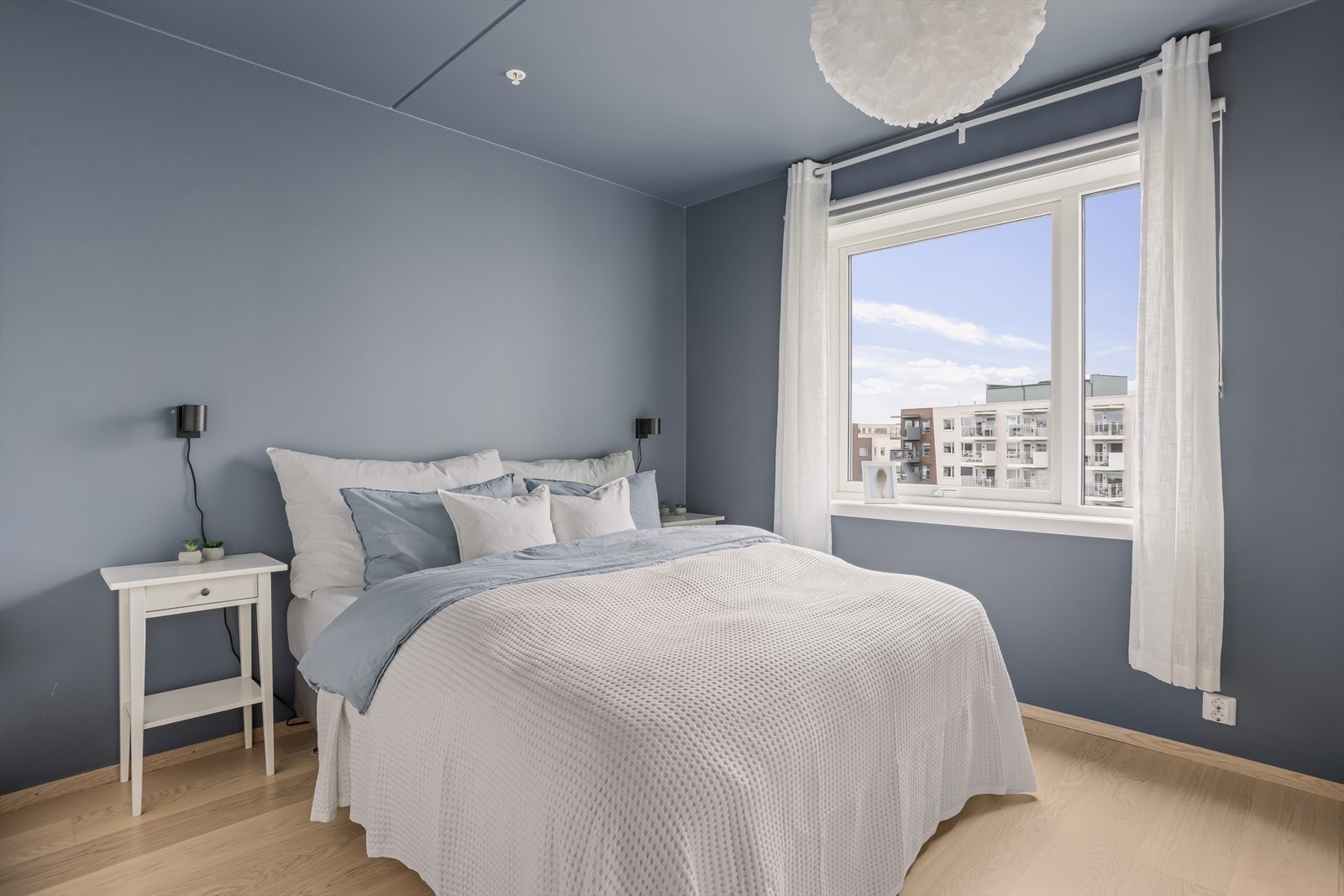 Hovedsoverom med god plass til stor dobbeltseng, nattbord og garderobe Galleribilde