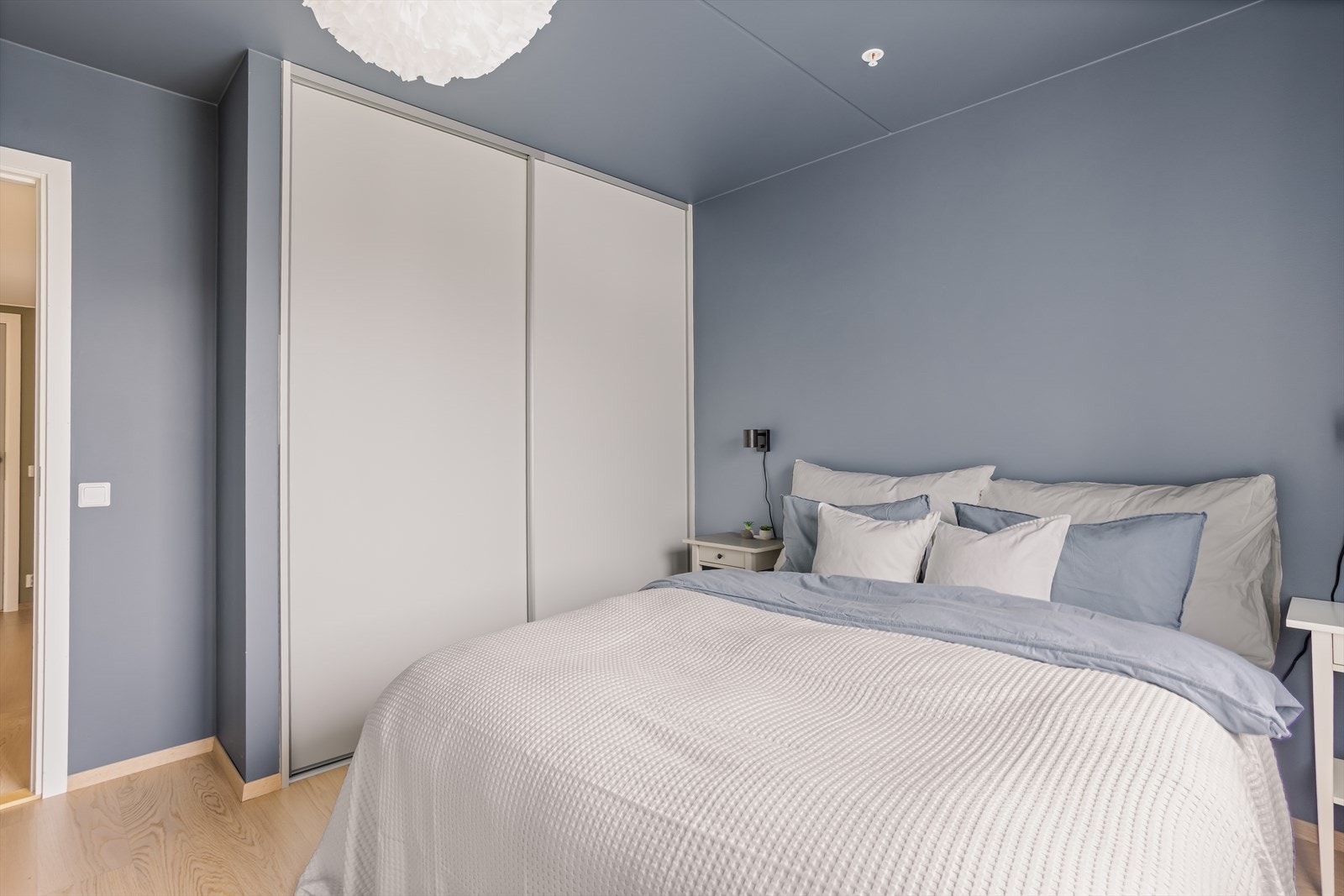 Hovedsoverom med god plass til stor dobbeltseng, nattbord og garderobe Galleribilde
