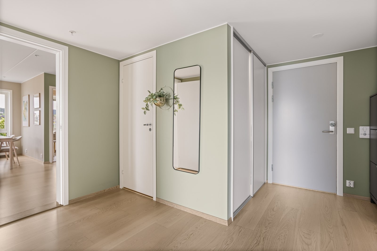 Stor garderobe / innvendig bod ved entré. I tillegg medfølger det en kjellerbod 5 kvm Galleribilde