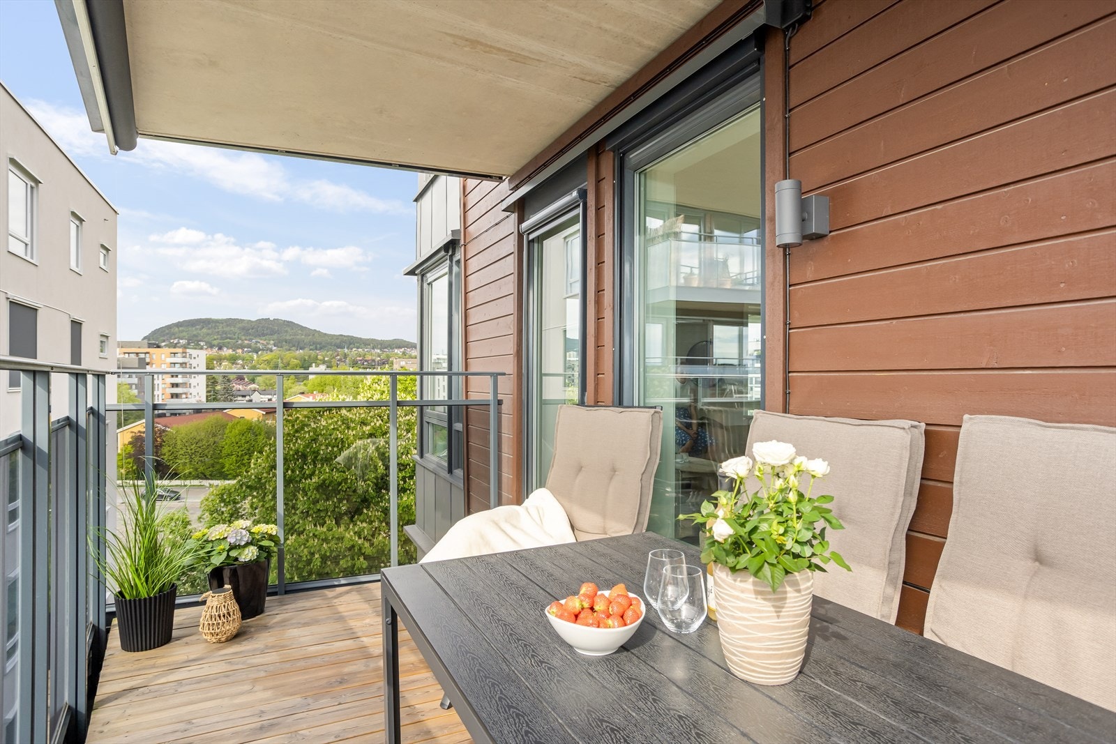 Det er god plass til utemøbler og grill på balkongen Galleribilde