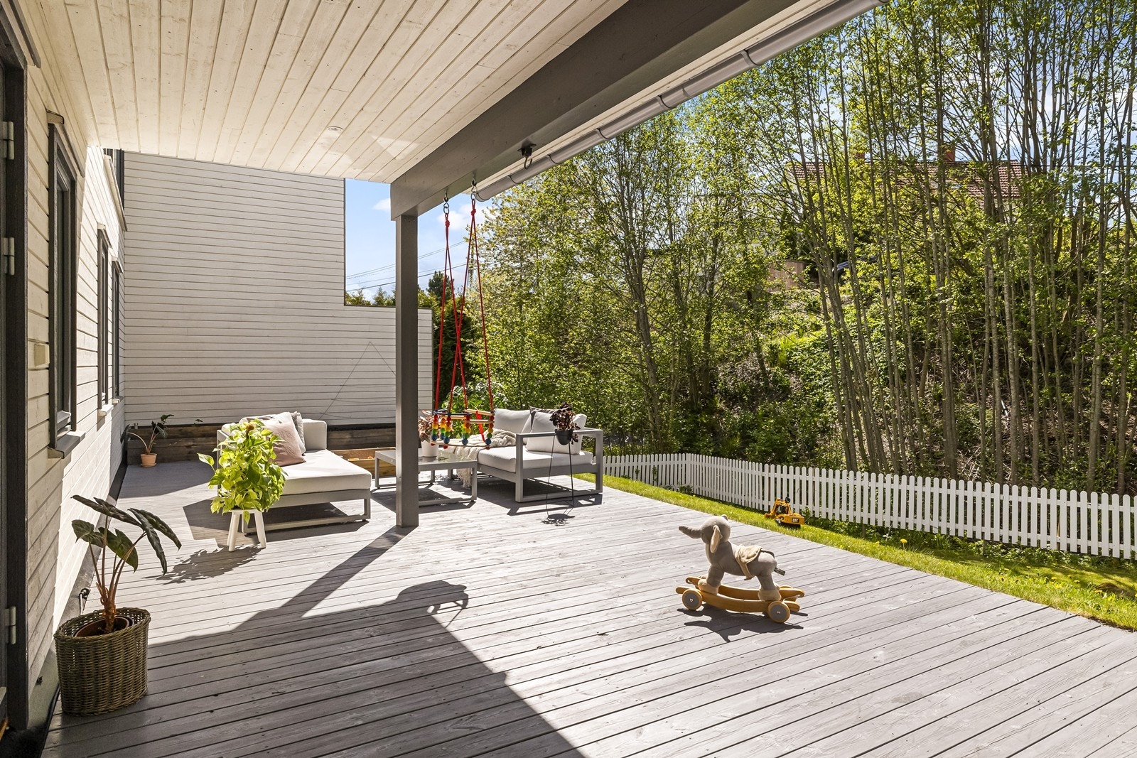 I underetasjen finner man en romslig markterrasse på ca 48kvm med rikelige møbleringsmuligheter og plass til loungegruppe, spisebord, grill, daybed m.m. Galleribilde