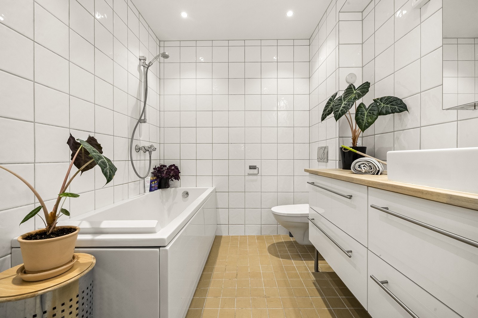 Badet i underetasjen er pent flislagt og utstyrt med varmekabler, vegghengt toalett samt badekar med dusjgarnityr. Galleribilde