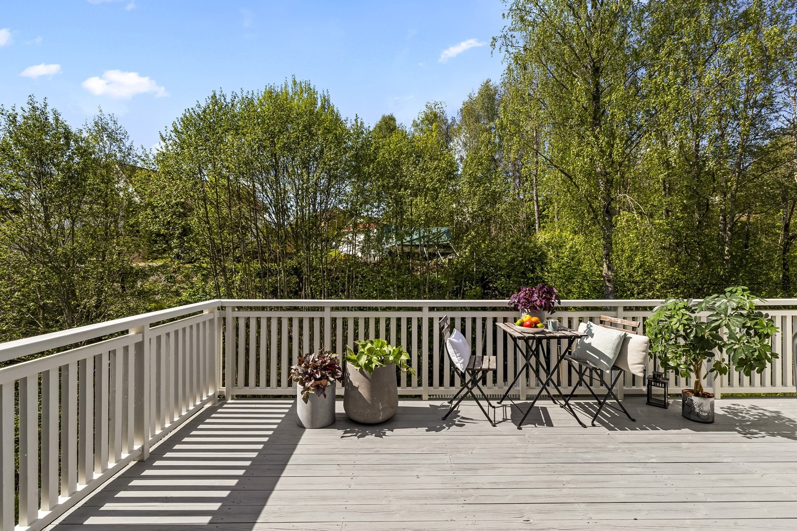Fra kjøkkenet er det utgang til flott terrasse med gode solforhold. Galleribilde