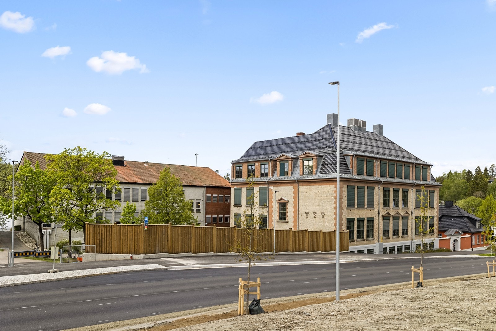 Greverud skole ligger ca 400m unna boligen. Galleribilde