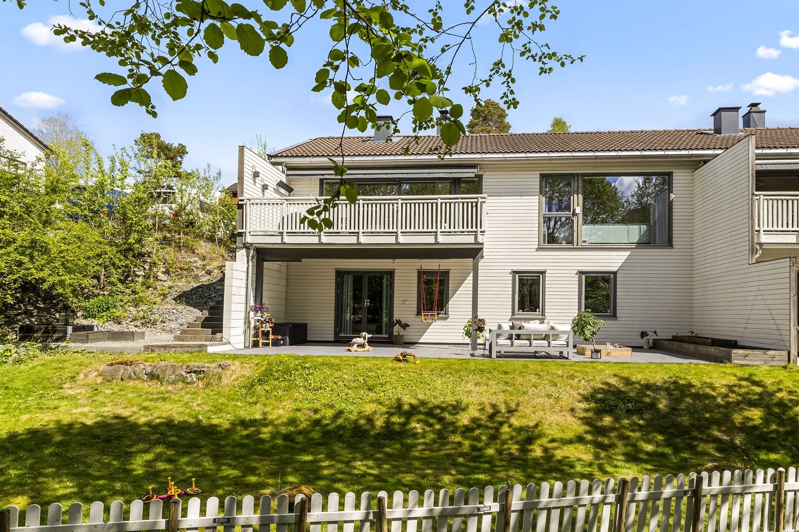 Via steintrapp på siden av boligen er det enkel adkomst mellom terrasse og hage. Galleribilde