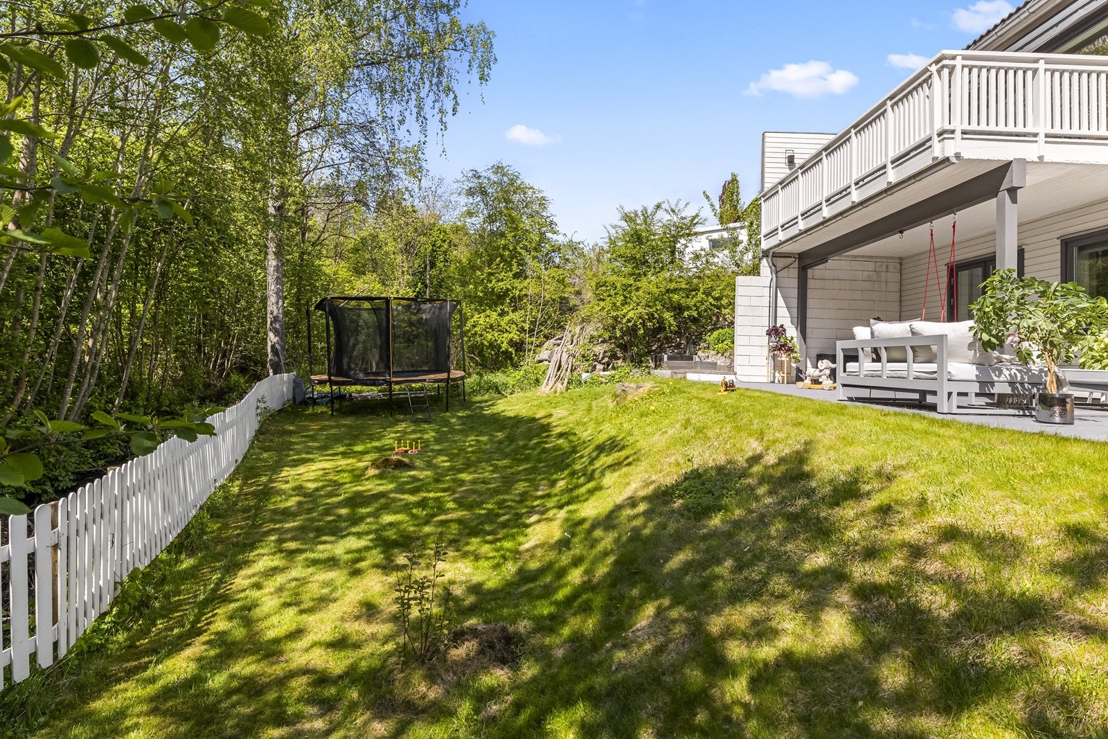 Hagen har god plass til trampoline, lek og annen aktivitet, noe som gjør eiendommen svært attraktiv for barnefamilier. Galleribilde