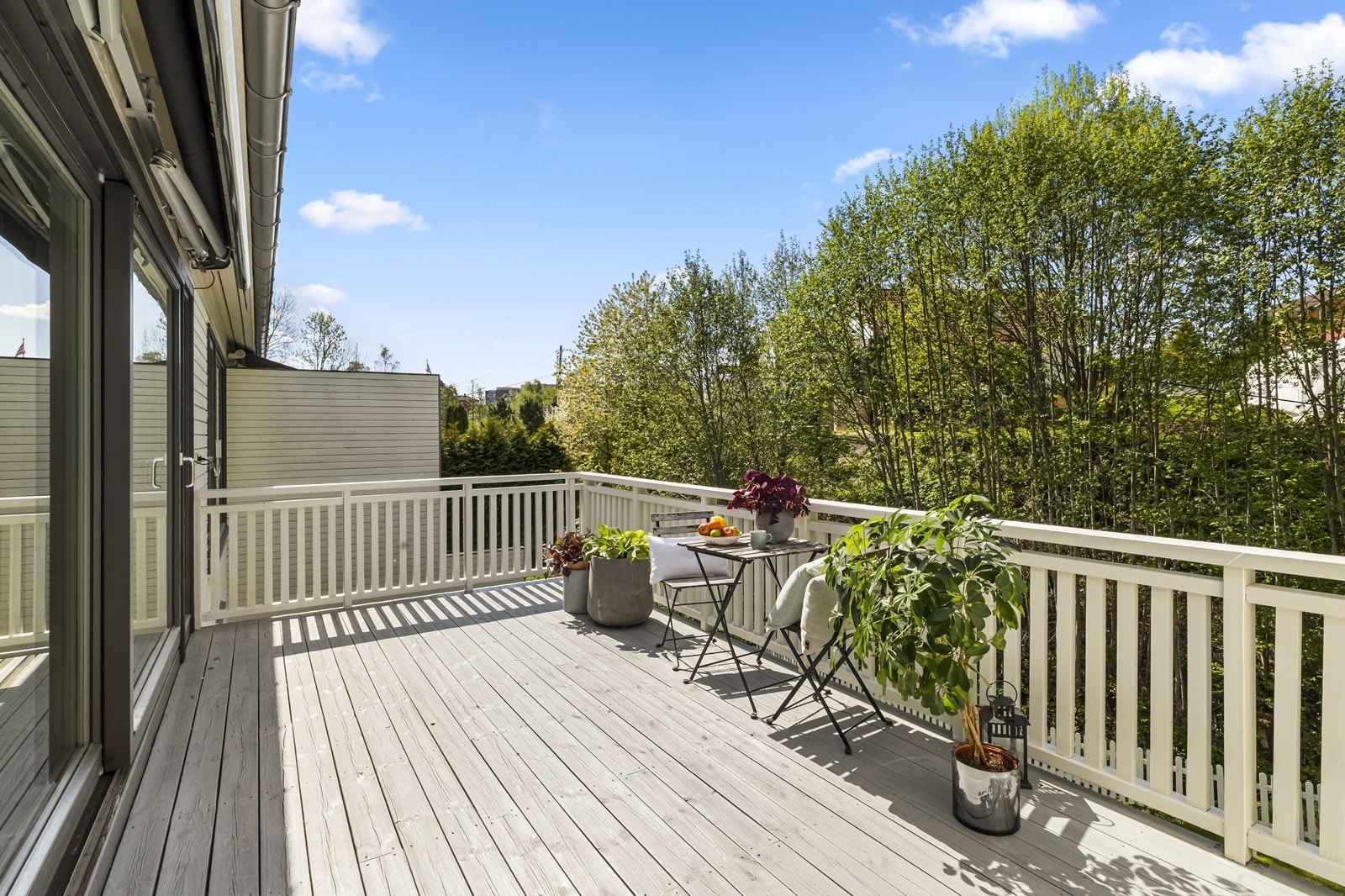 Terrasse på ca 15 kvm med gode møbleringsmuligheter. Galleribilde