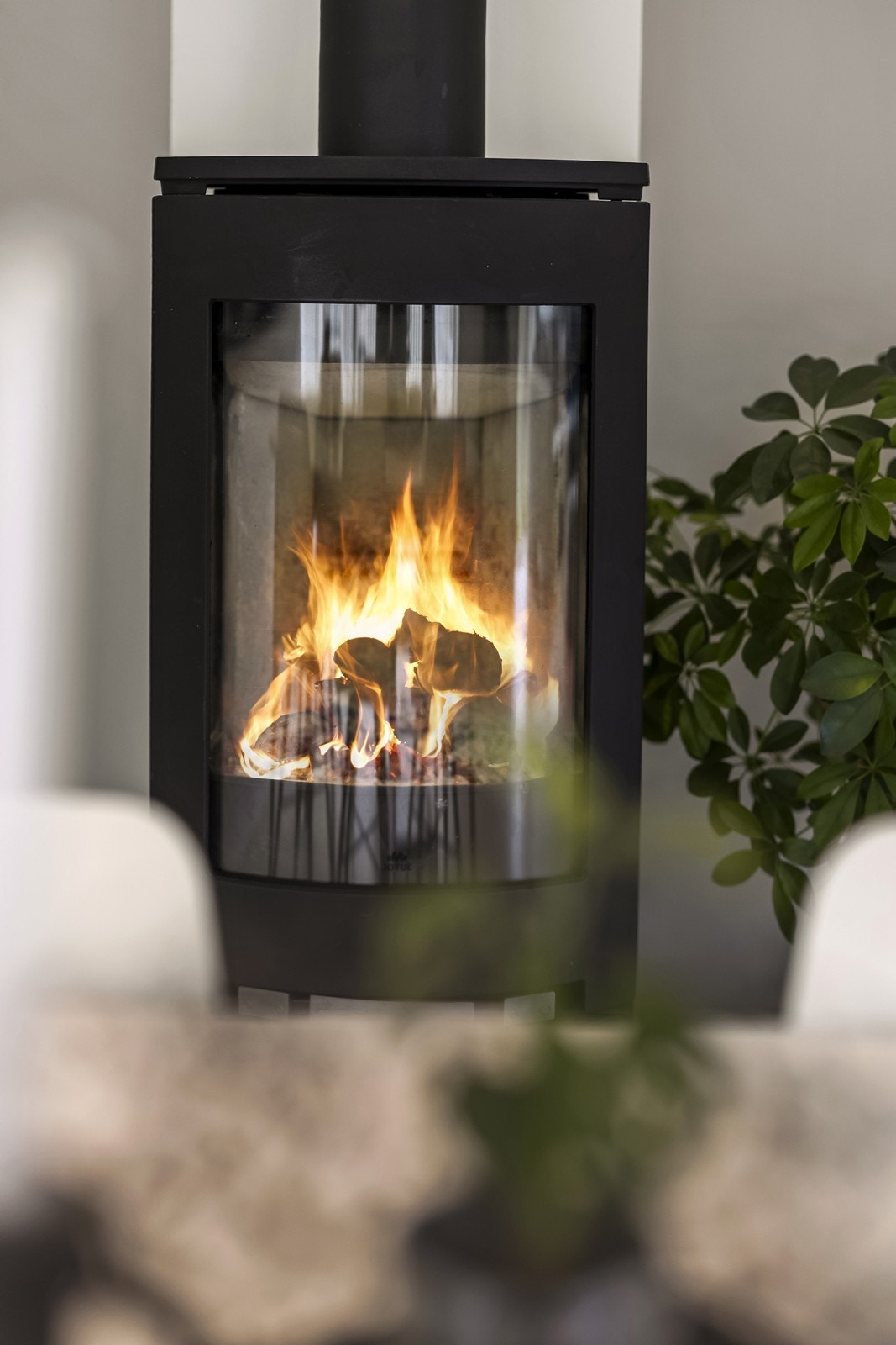 Stue/kjøkken varmes opp med peisovn og varmepumpe. Videre er det balansert ventilasjon med varmegjenvinning. Galleribilde