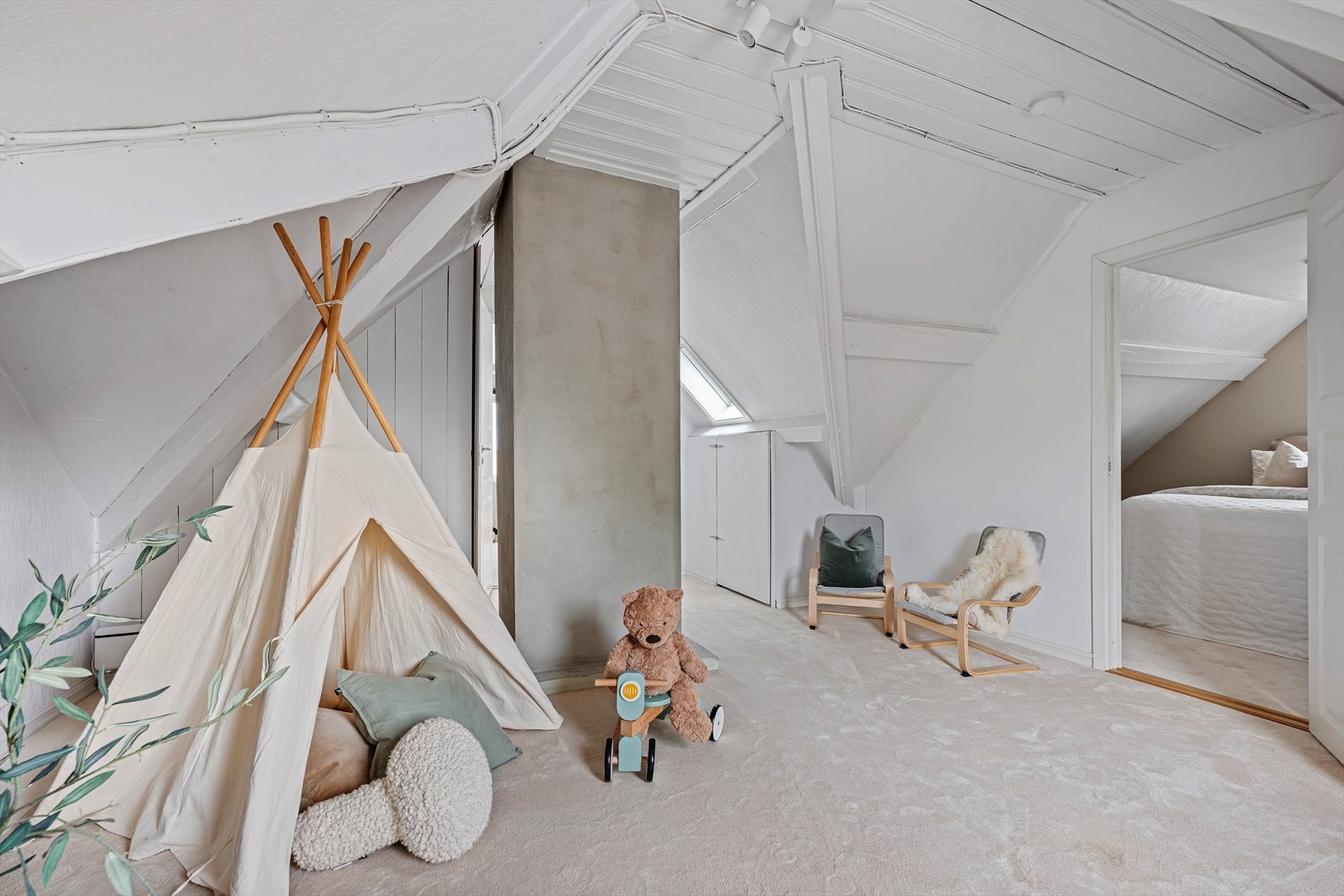 Loftstue med flere gode lagringskott og installert varmepumpe Galleribilde