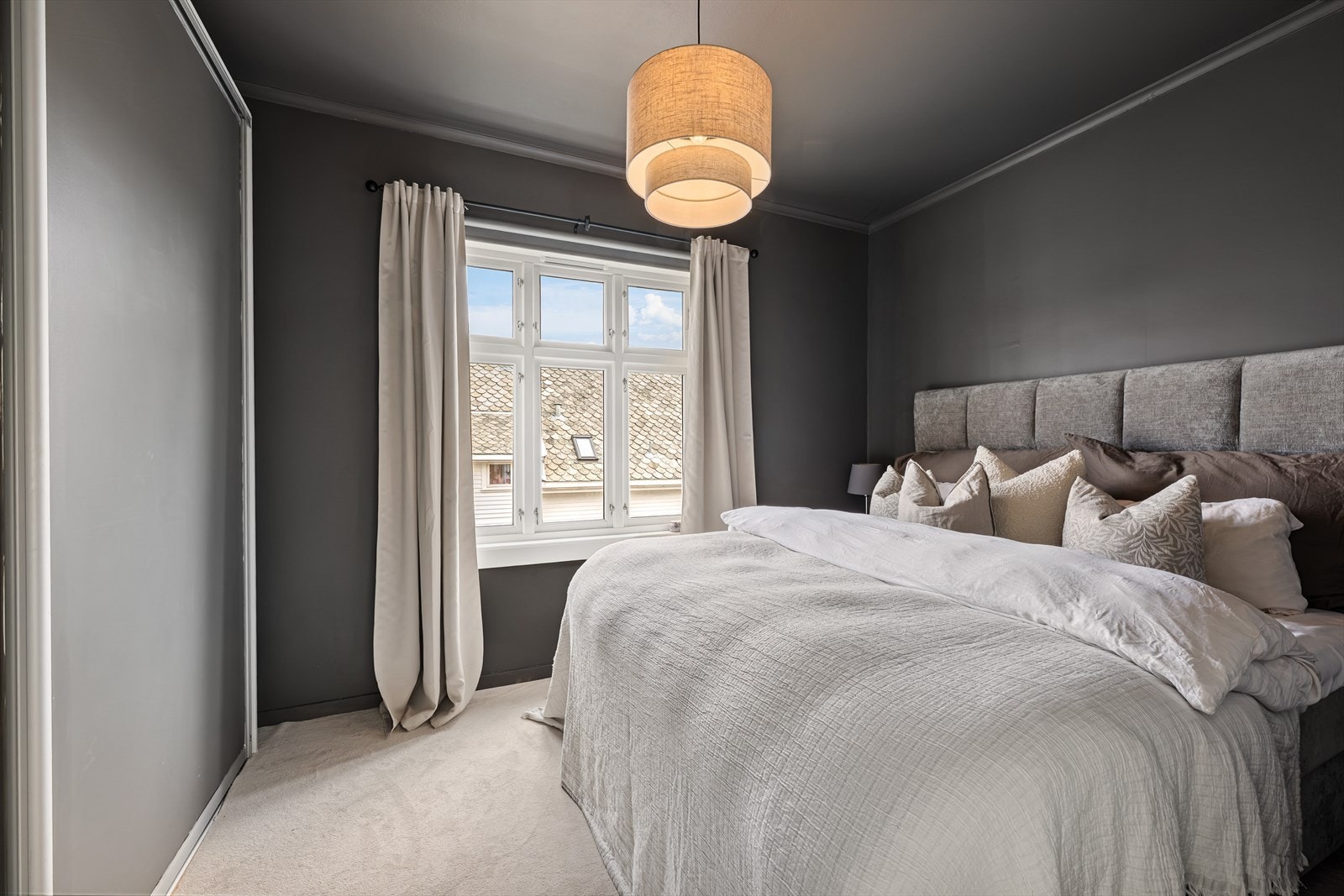 Hovedsoverom med stor skyvedørsgarderobe Galleribilde