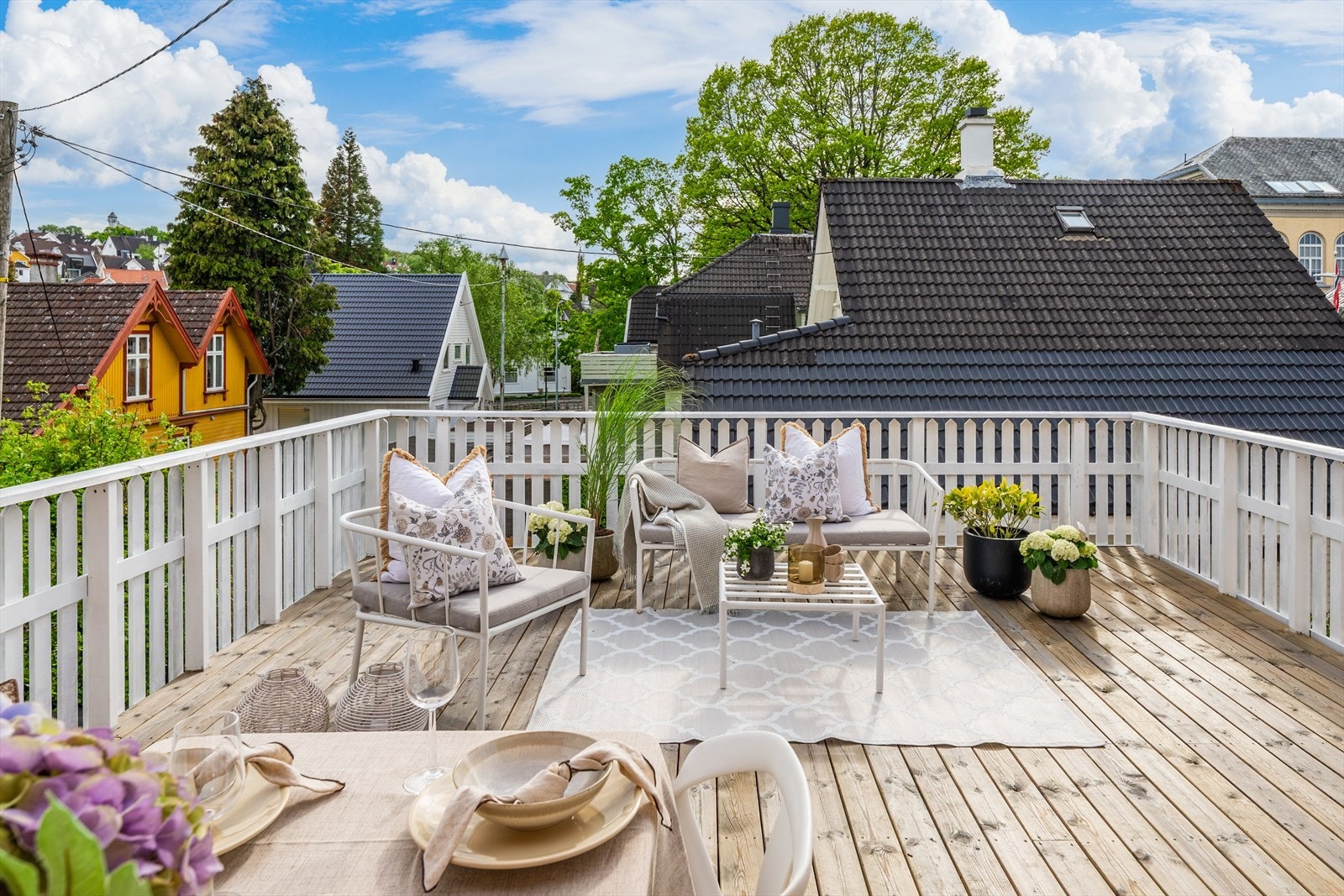 Herlig og svært romslig uteområdet med sol omtrent hele dagen Galleribilde