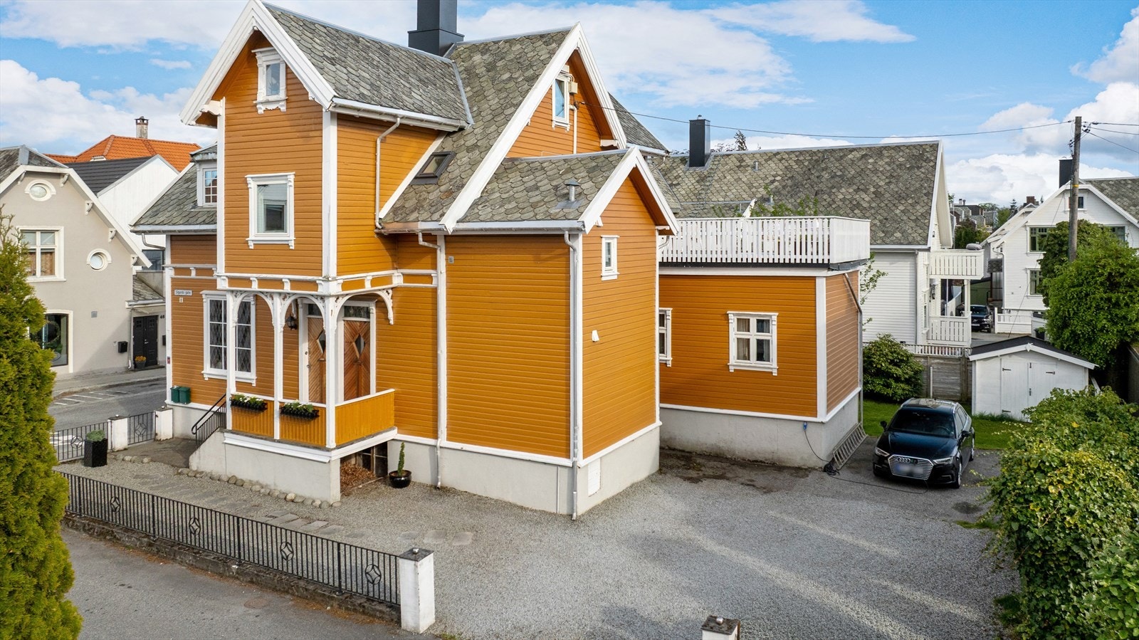 Stort gårdsrom m/gode parkeringsmuligheter felles for sameiet. Det er installert elbillader på husveggen. Galleribilde