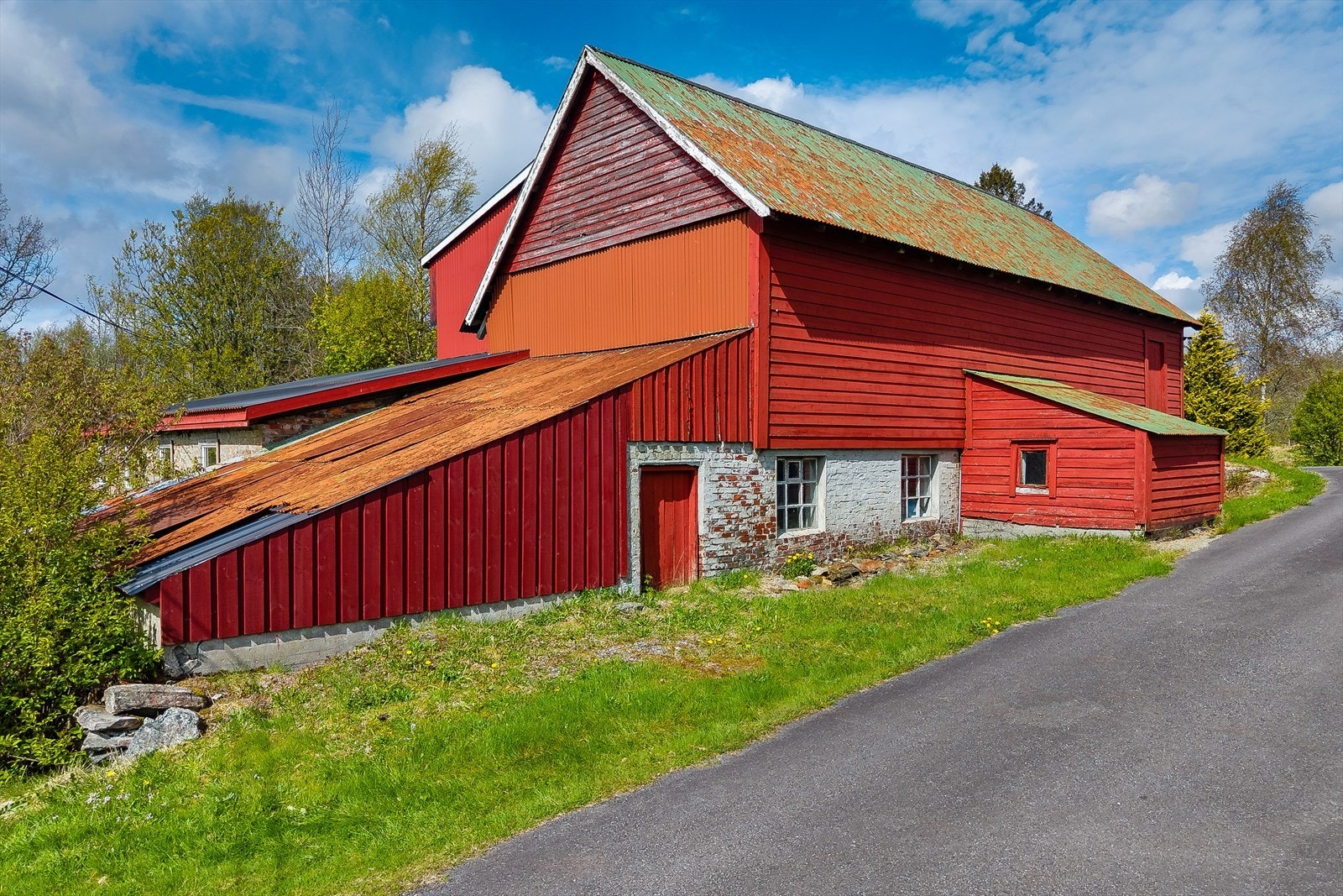 Løe er oppført i 1906 og senere tilbygget med tilbygg i 1995 Galleribilde