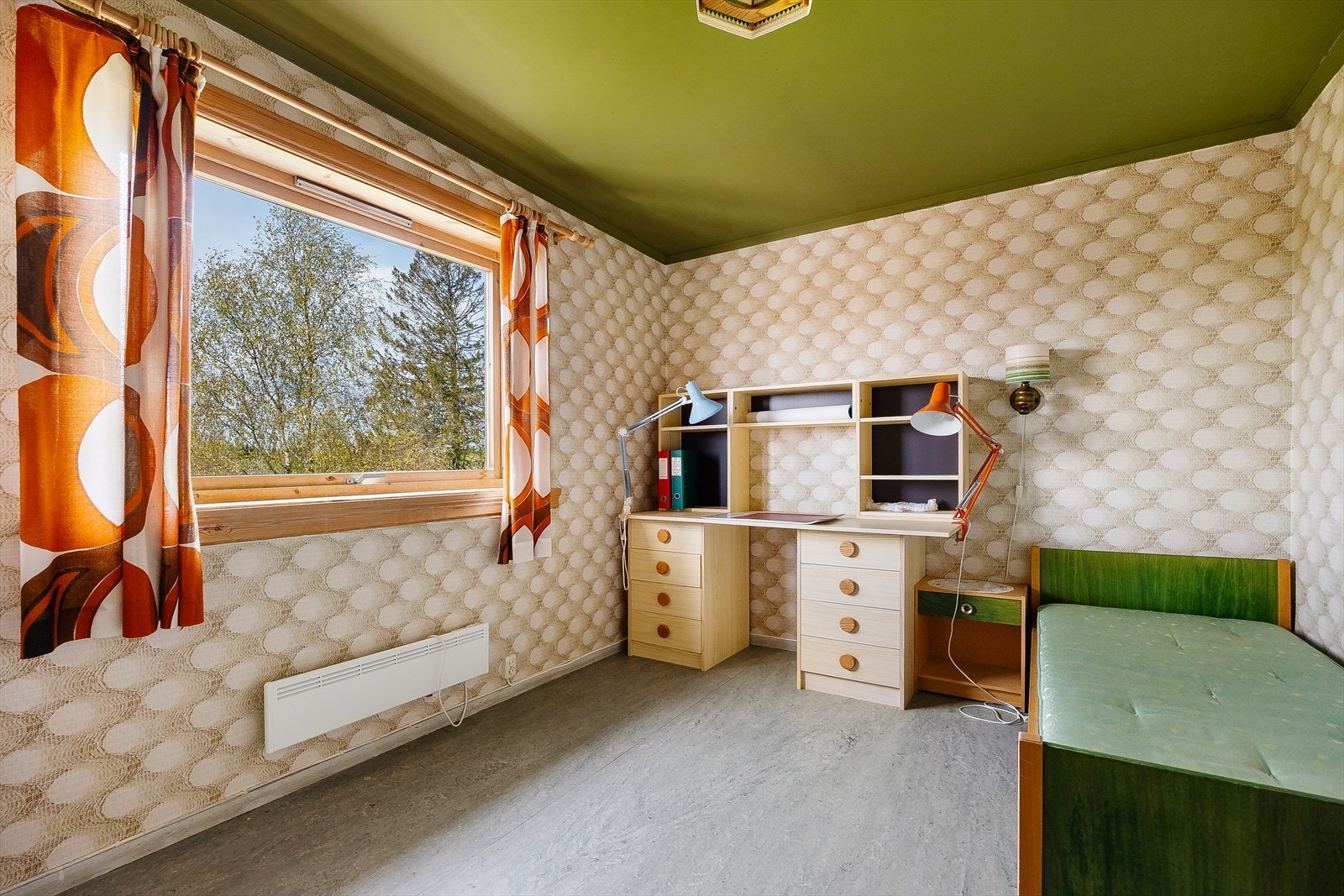 Rommet har tapet på veggene og gulv med belegg, samt plass til seng, skrivebord og annet ønsket møblement Galleribilde