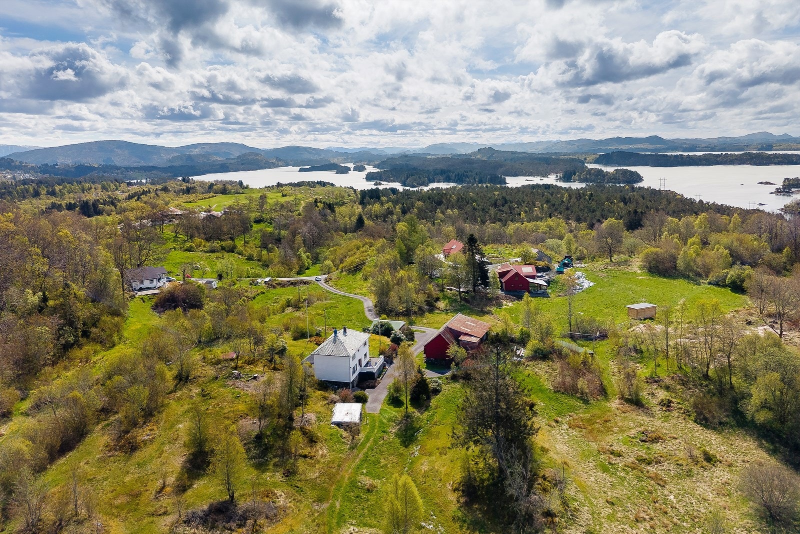 Eiendommen ligger fint og skjermet til i vakkert kystområde i Alver i Nordhordland - i den nordlige delen av tidligere Lindås kommune. Galleribilde