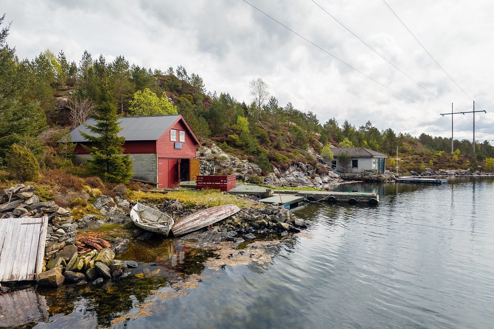 Naustet ligger fint til i skjermet og lun havn. Galleribilde