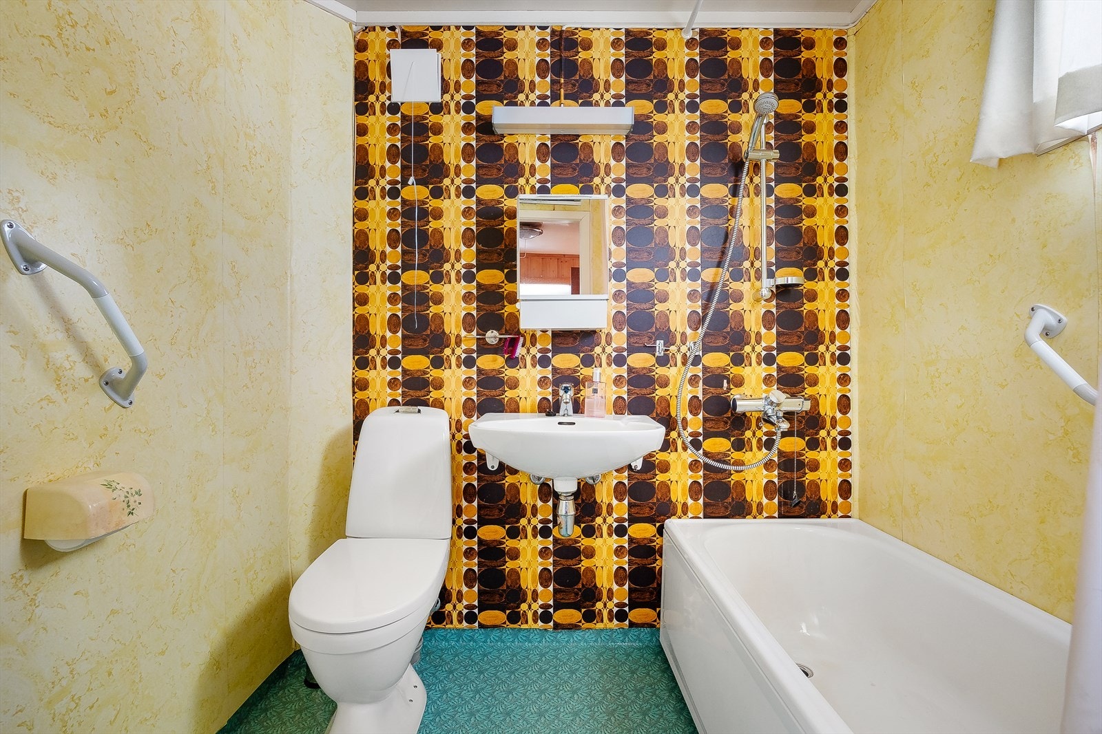 Badet er utstyrt med toalett, servant og badekar med dusj Galleribilde