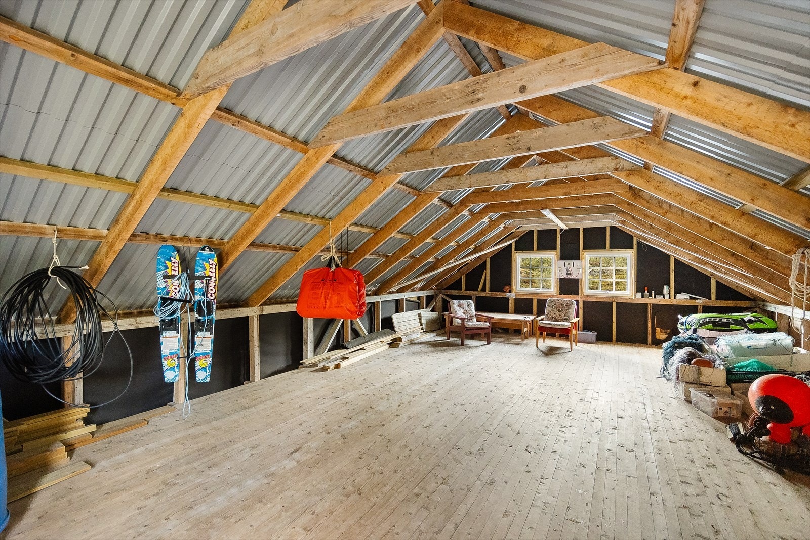 Loft på naust måler 36 m². Galleribilde