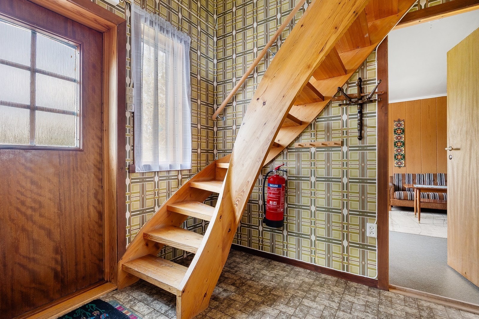Entre med trapp til 2.etasje Galleribilde