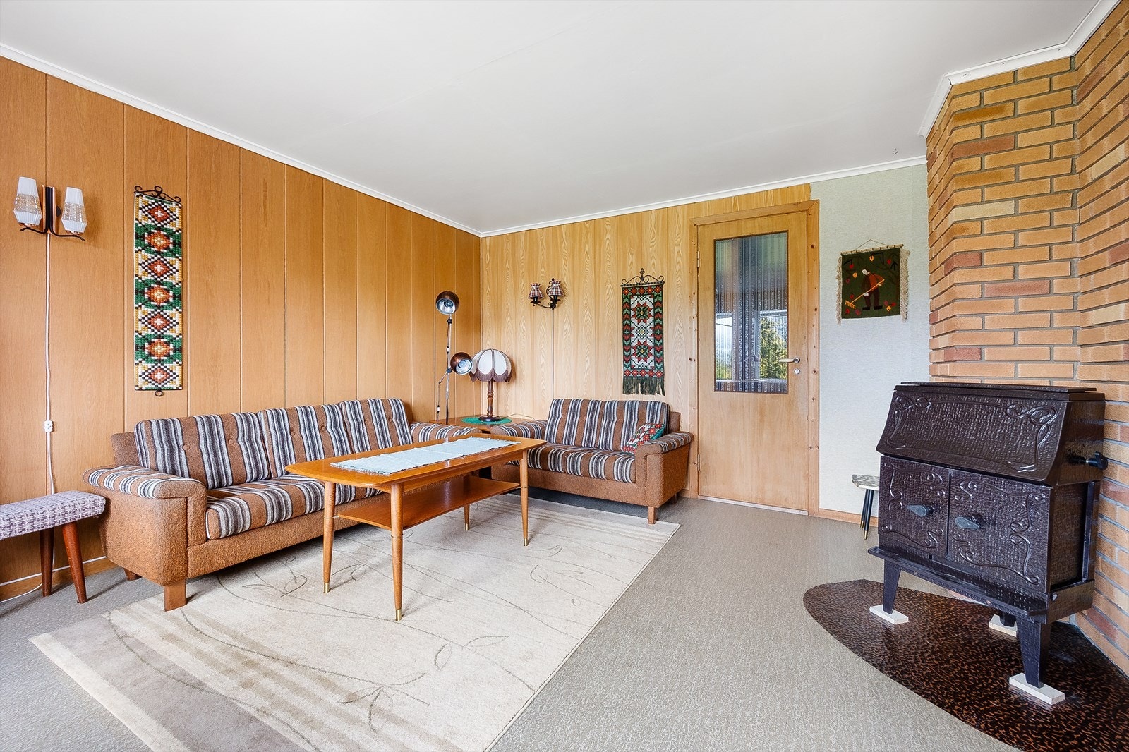 Stue mot nord måler 16,7 m² og har god plass til sofagruppe Galleribilde
