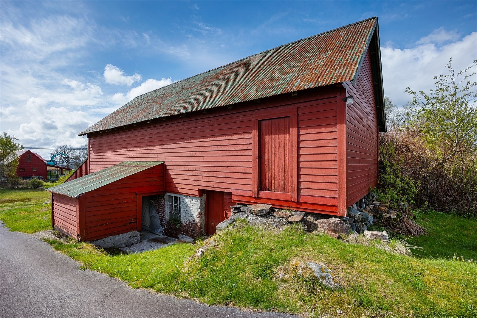 Løe er oppført i 1906 og senere tilbygget i 1995 Galleribilde