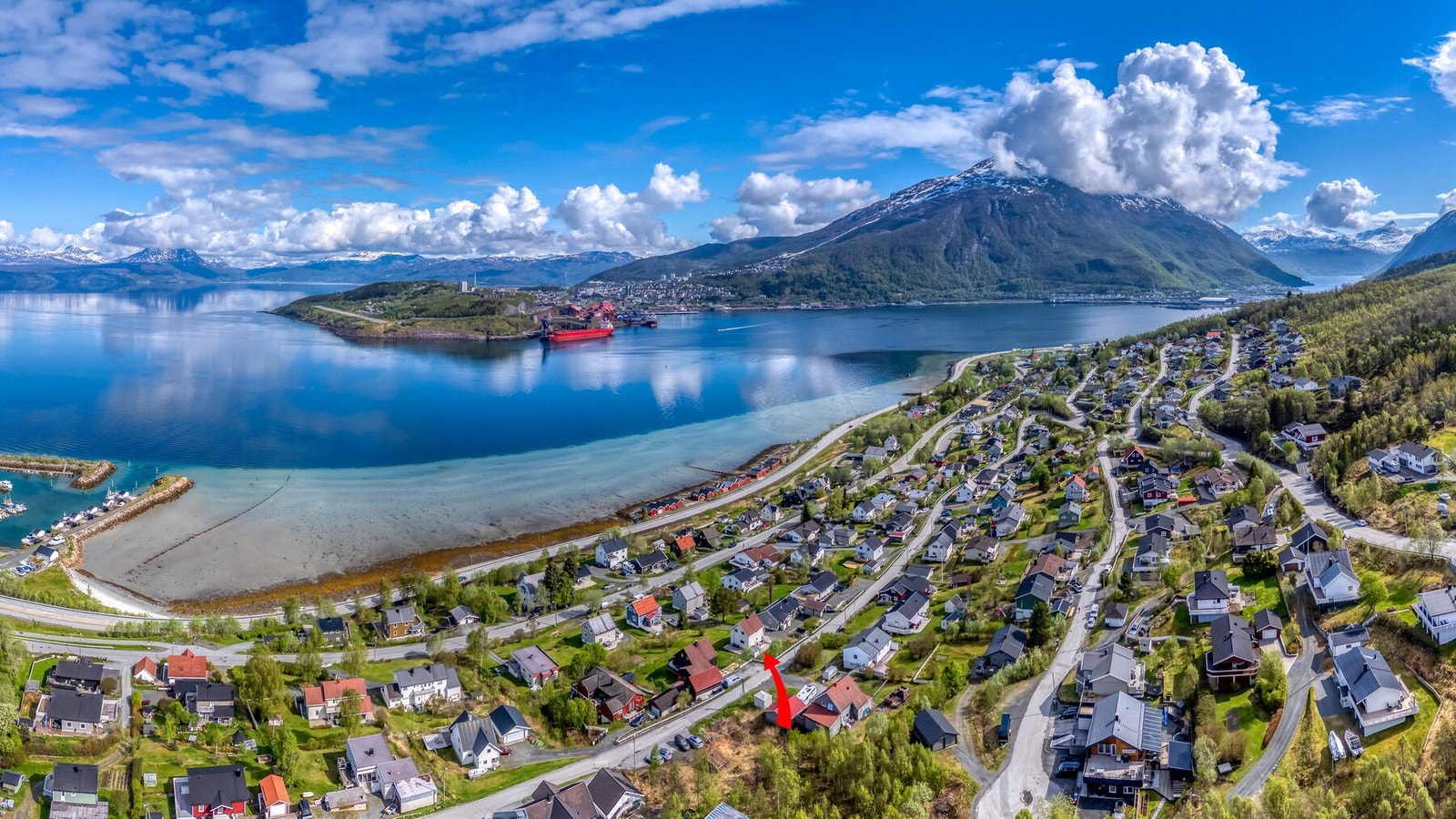 Panoramautsikt over området med fjorden og fjellene som ramme. Galleribilde