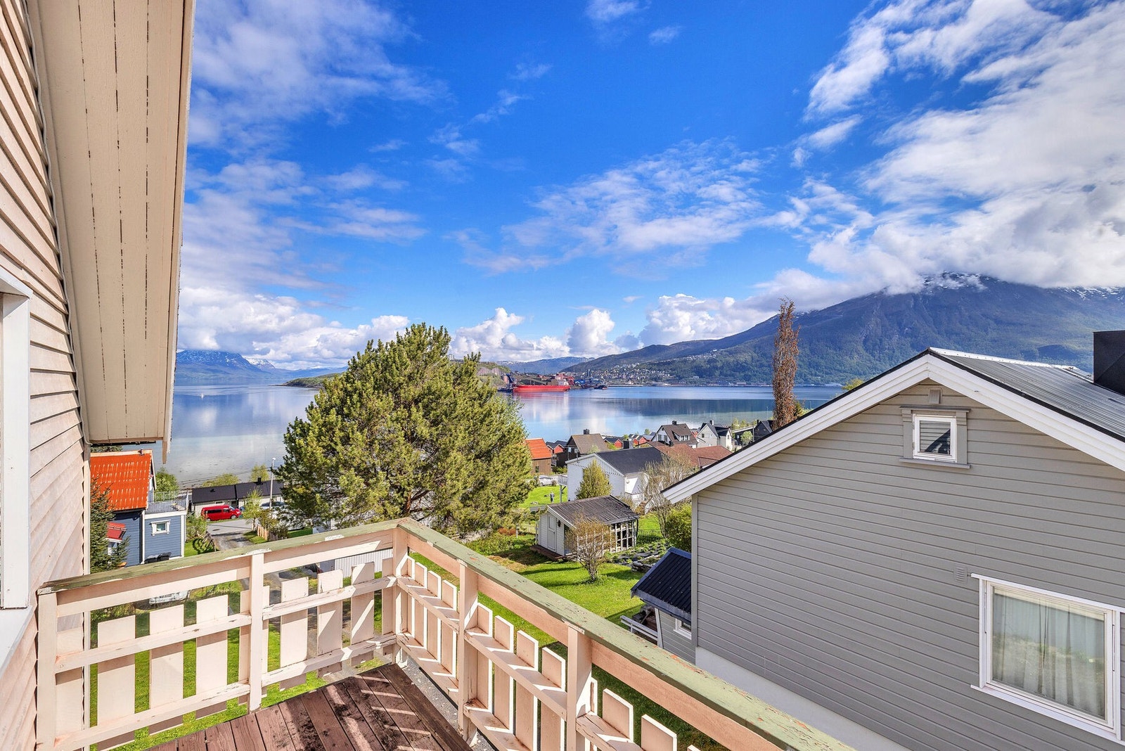 Fra luftebalkongen på loftet er det en fantastisk utsikt over fjorden og fjellene. Galleribilde