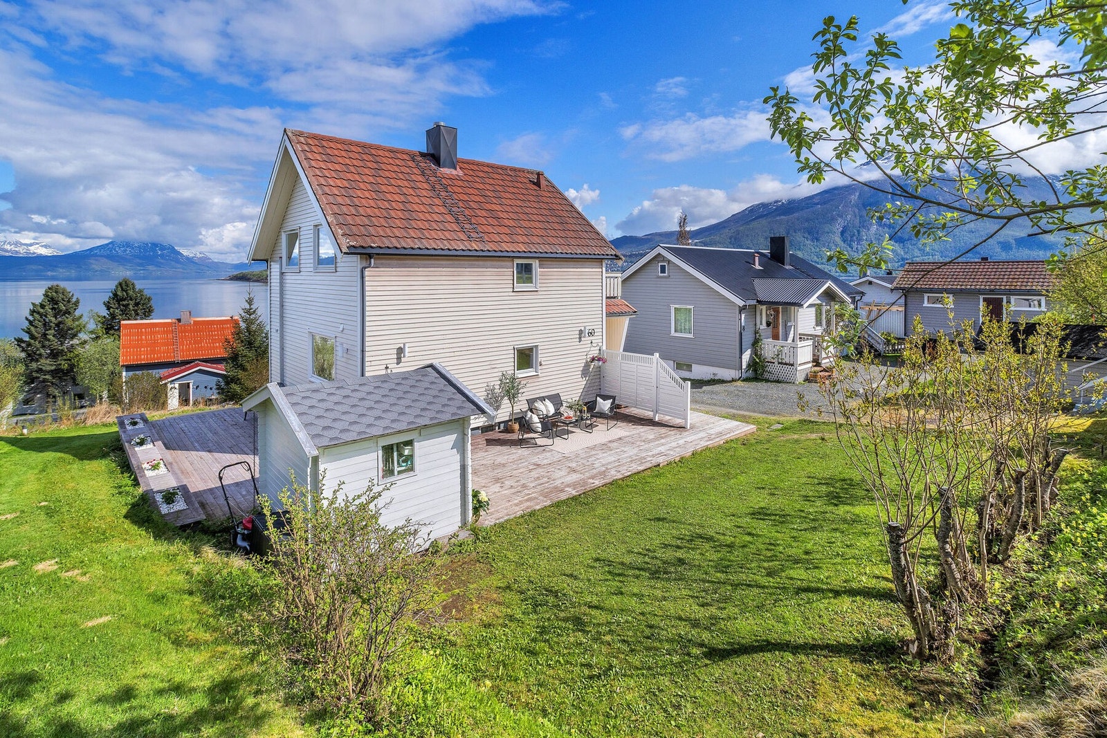 Tomten er opparbeidet med plen og ligger i et rolig nabolag med umiddelbar nærhet til sjø, skog og fjell. Galleribilde