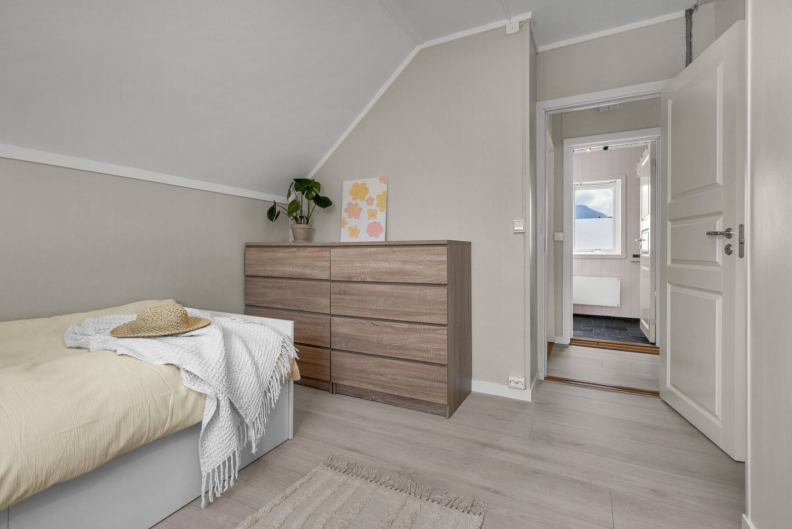 Dørene til soverommene er av typen Swedoor Compact med massiv, lyddempende kjerne. Galleribilde