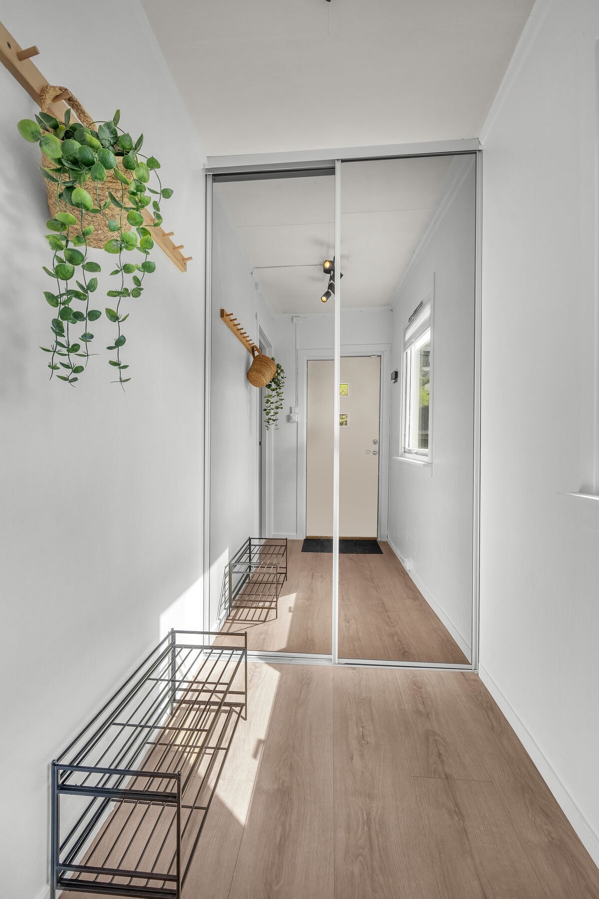 Gangen har god plass til oppbevaring av yttertøy og sko. Galleribilde